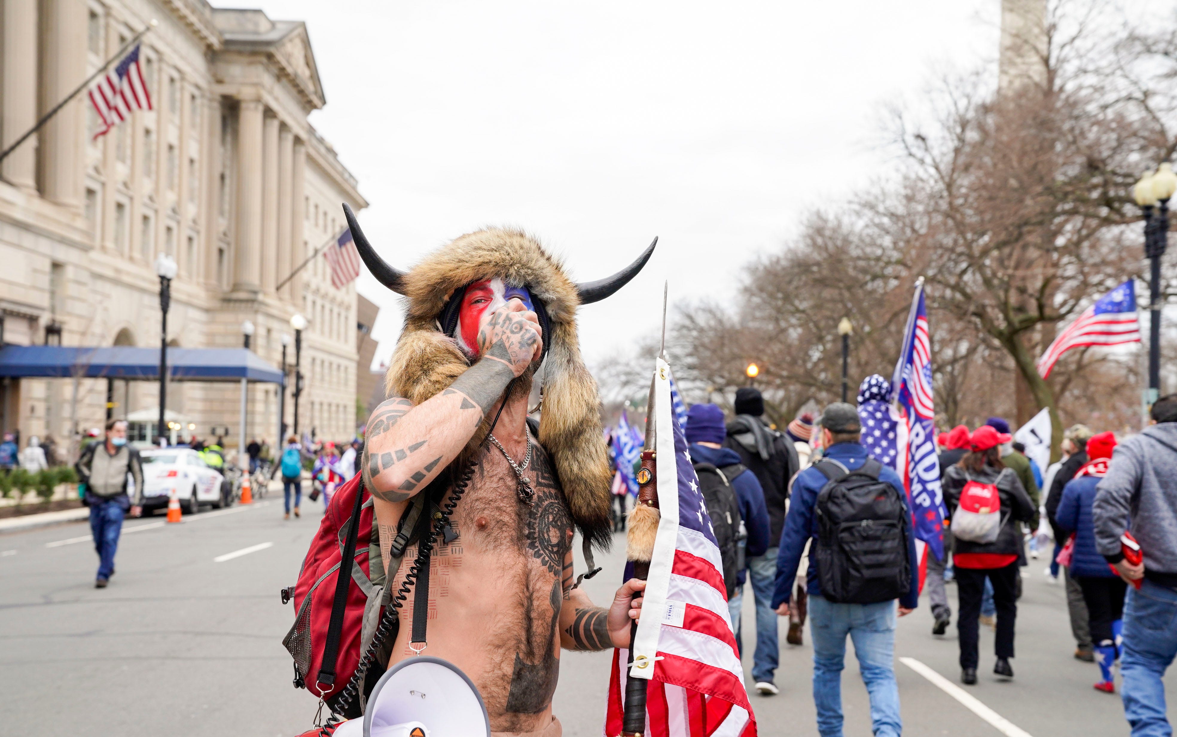 Kristendom Andragende aluminium Fact check: Capitol trespasser in horns misrepresented as antifa