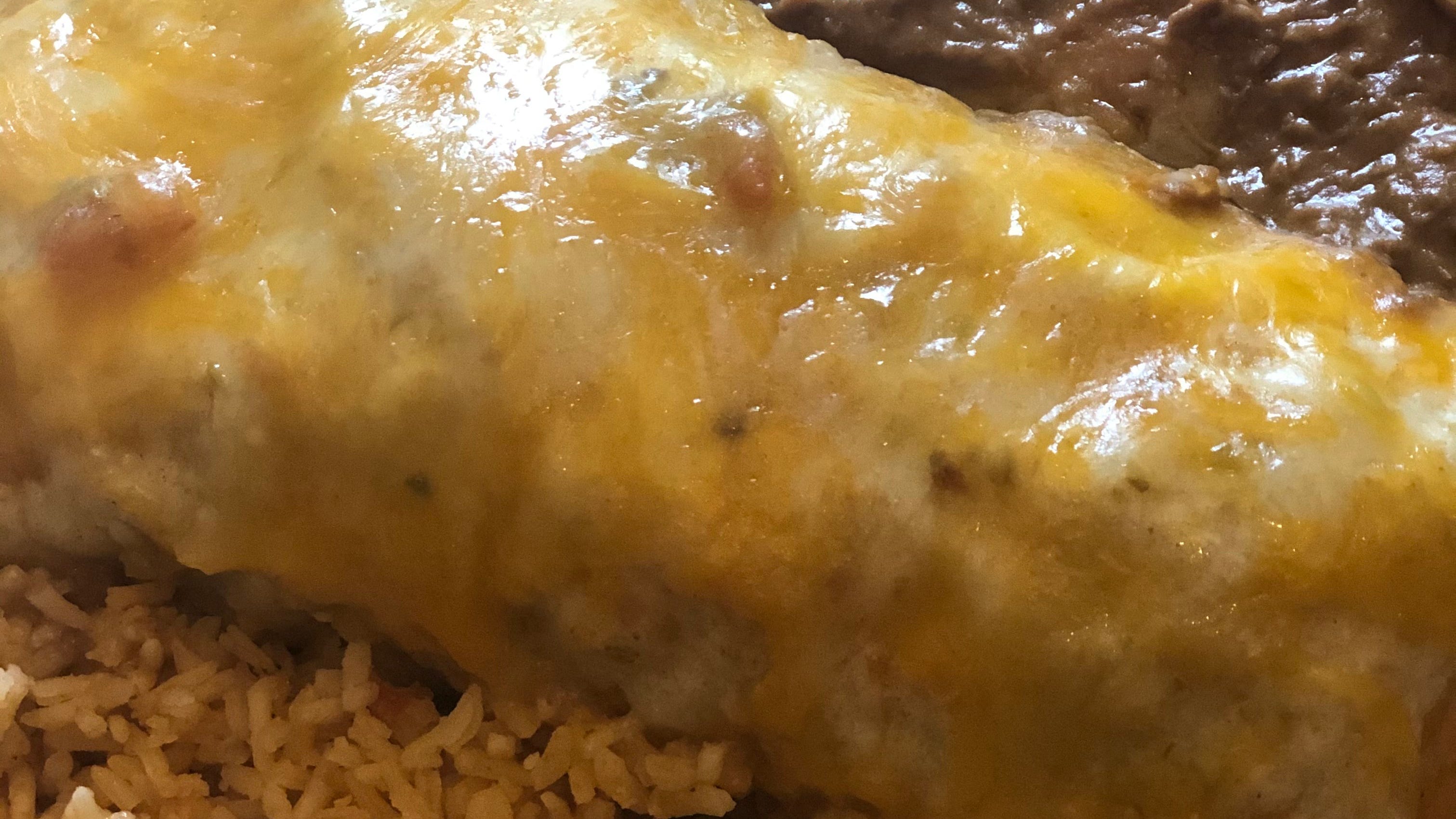 El enorme burrito de desayuno en Molly Brown's en Cuyahoga Falls contiene huevos revueltos con jamón, pimientos y cebollas.