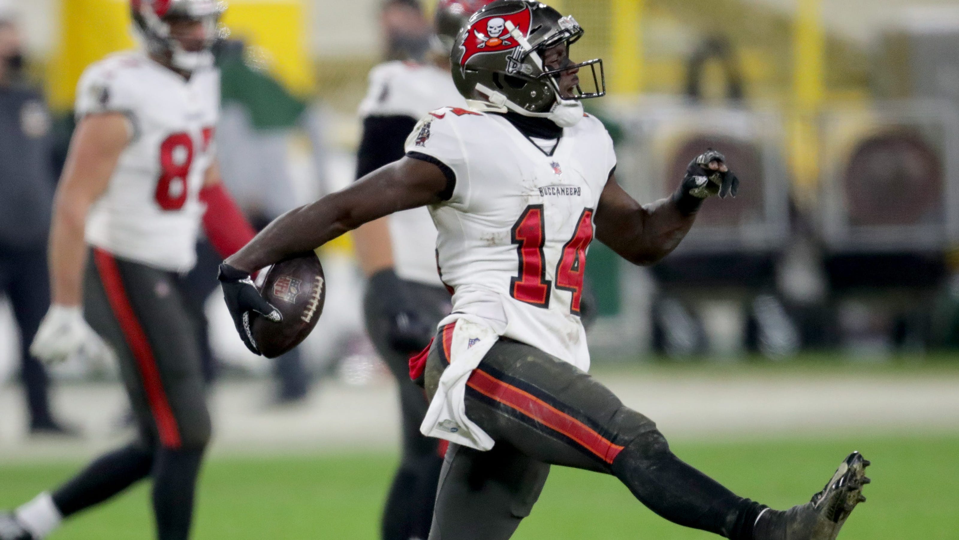 Buccaneers franchise tag WR Chris Godwin, Shaquil Barrett unsigned