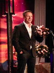 El presentador de 'The Bachelor', Chris Harrison, generó controversia por comentarios fuera de cámara que lo llevaron a retirarse temporalmente del programa.