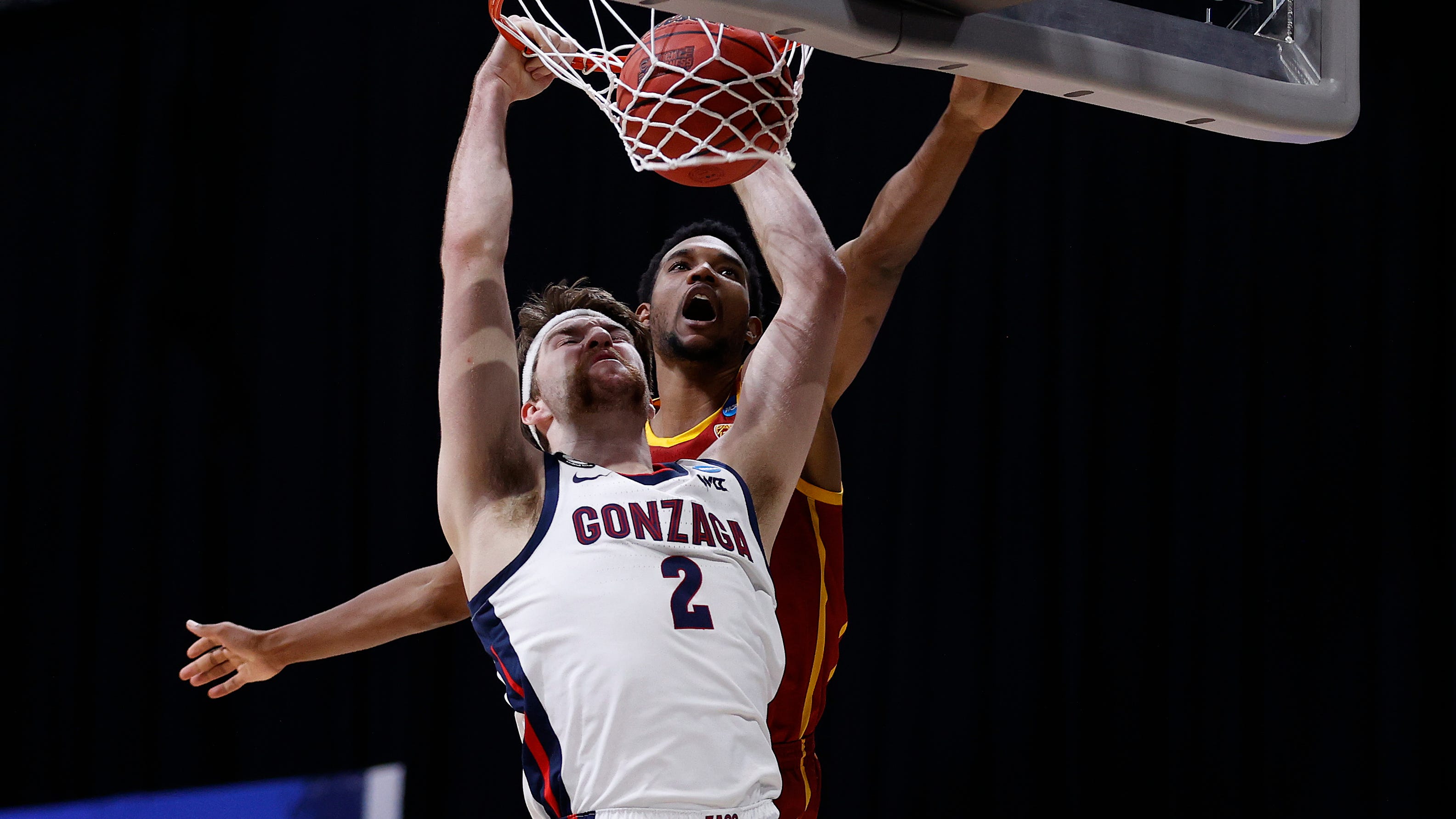 Elite Eight Gonzaga routs USC to reach Final Four, stay undefeated