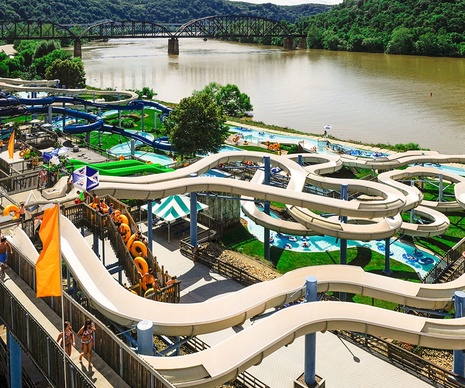 Водный парк развлечений в ленобласти на озере. Аквапарк Sandcastle Waterpark. Аквапарк в Англии. Sandcastle Waterpark. Аквапарк в Британии.