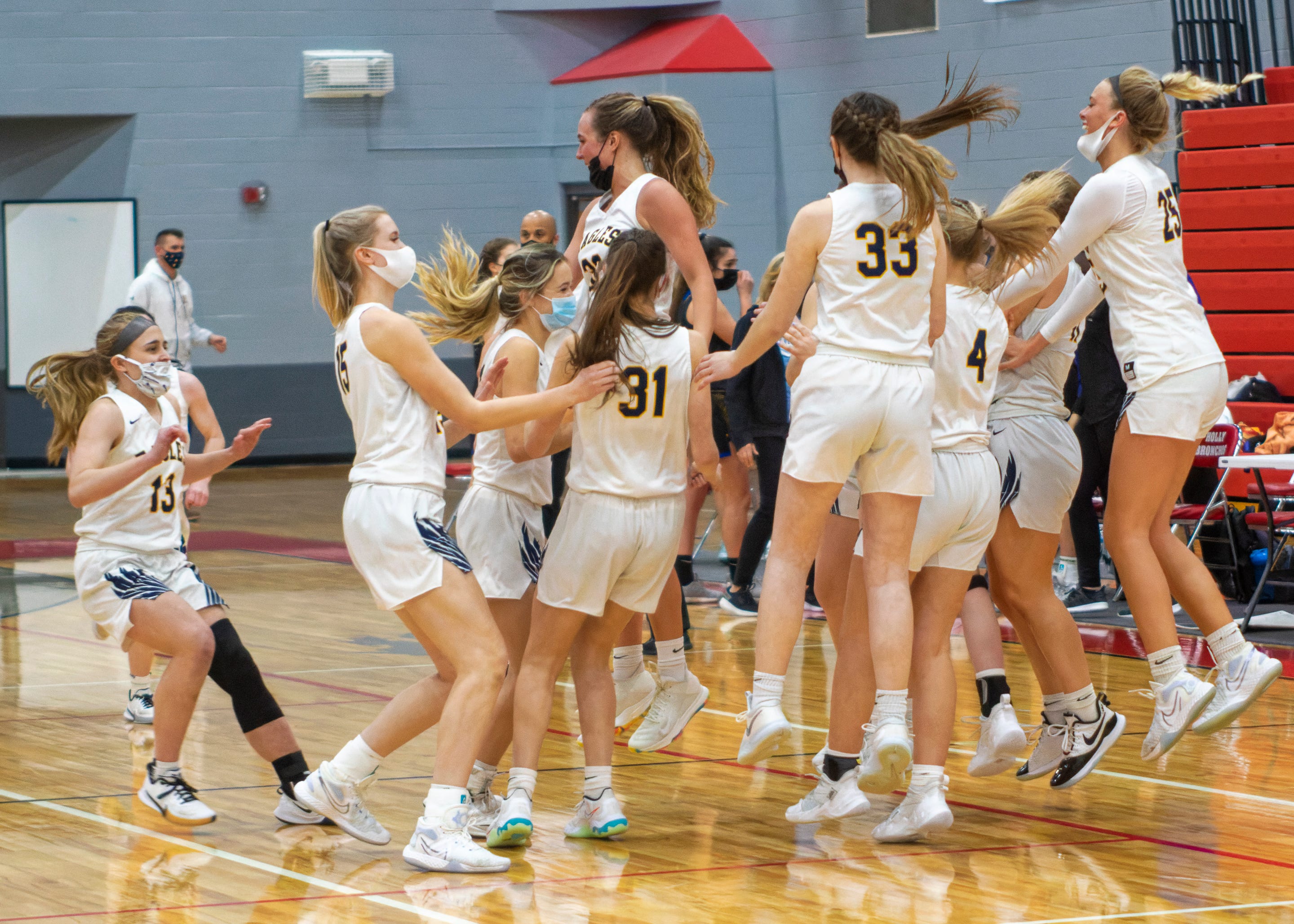 Hartland Girls Defeat Storied Marian To Win Basketball Regional