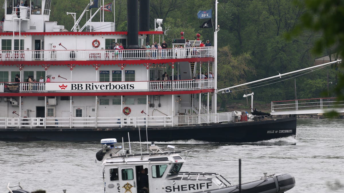 Great Steamboat Race 2021 Belle of Louisville wins