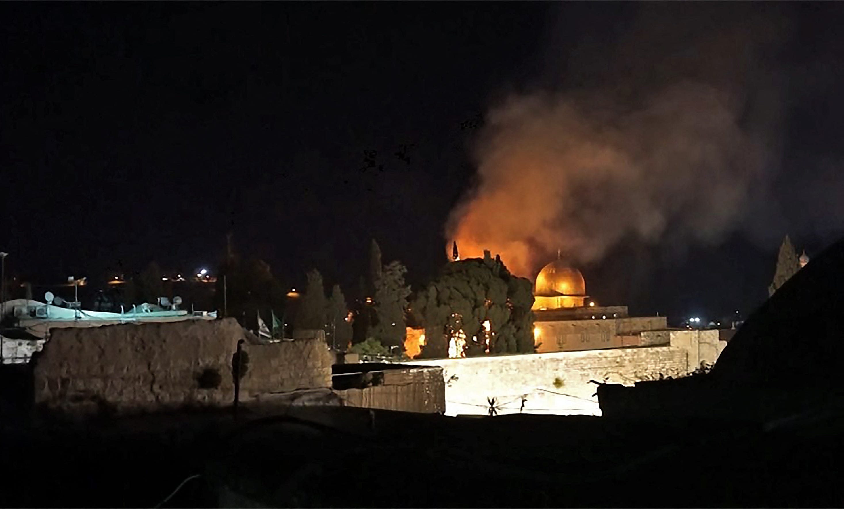 Al Aqsa Mosque Taken From Prayer To Violence Divergent Photos From One Of Islam S Holiest Sites