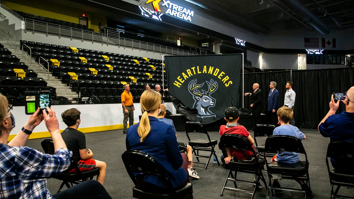 Iowa Heartlanders: Photos of Iowa ECHL hockey team name announcement