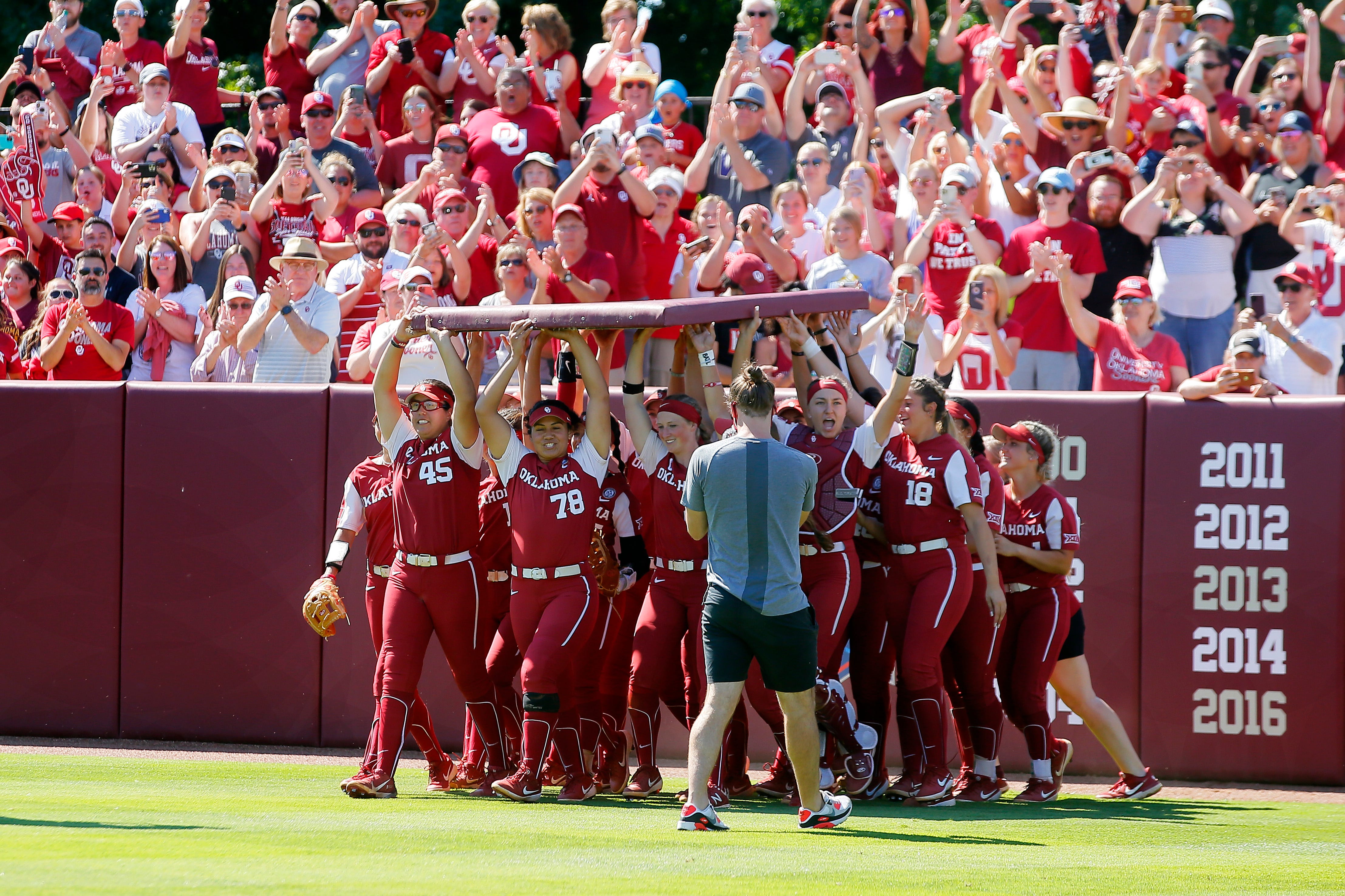 ncaa-softball-wcws-arrives-but-is-offense-out-of-control-in-college