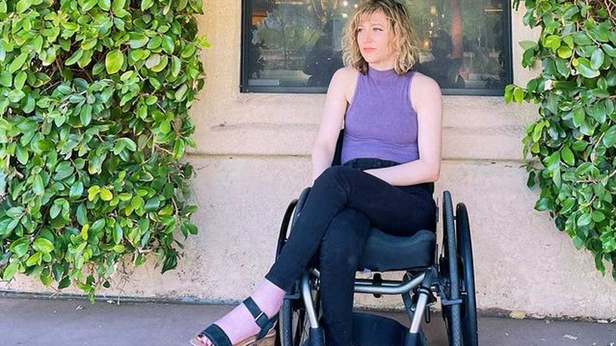 Gabrielle deFiebre flew to Phoenix, Arizona from New York City. When she landed in Phoenix, she realized her wheelchair had been damaged by airport staff.