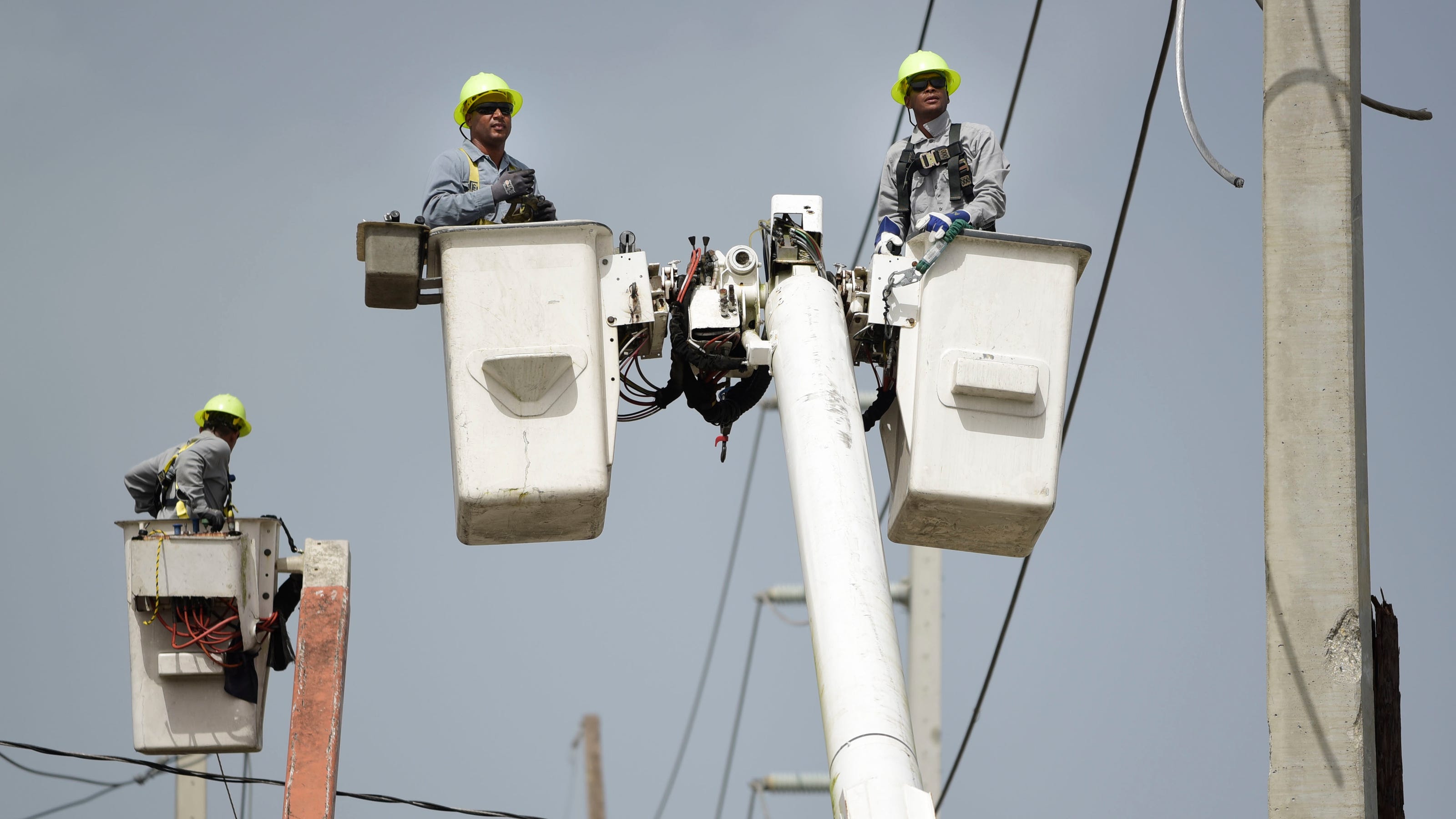 Puerto Rico power outage Large fire leaves 400K without service