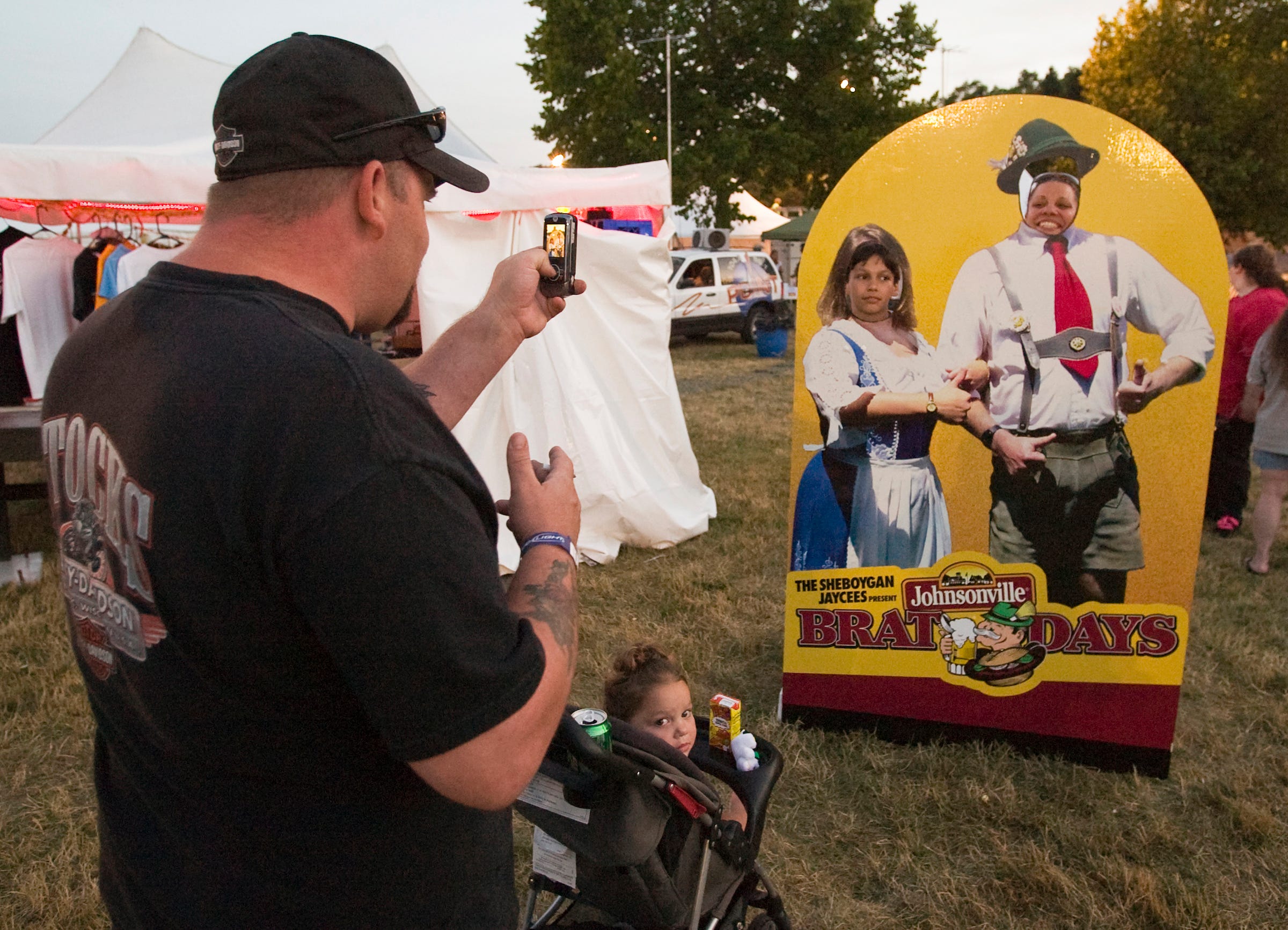 Milwaukee, WI, USA. 8th July, 2015. The racing sausages entertain