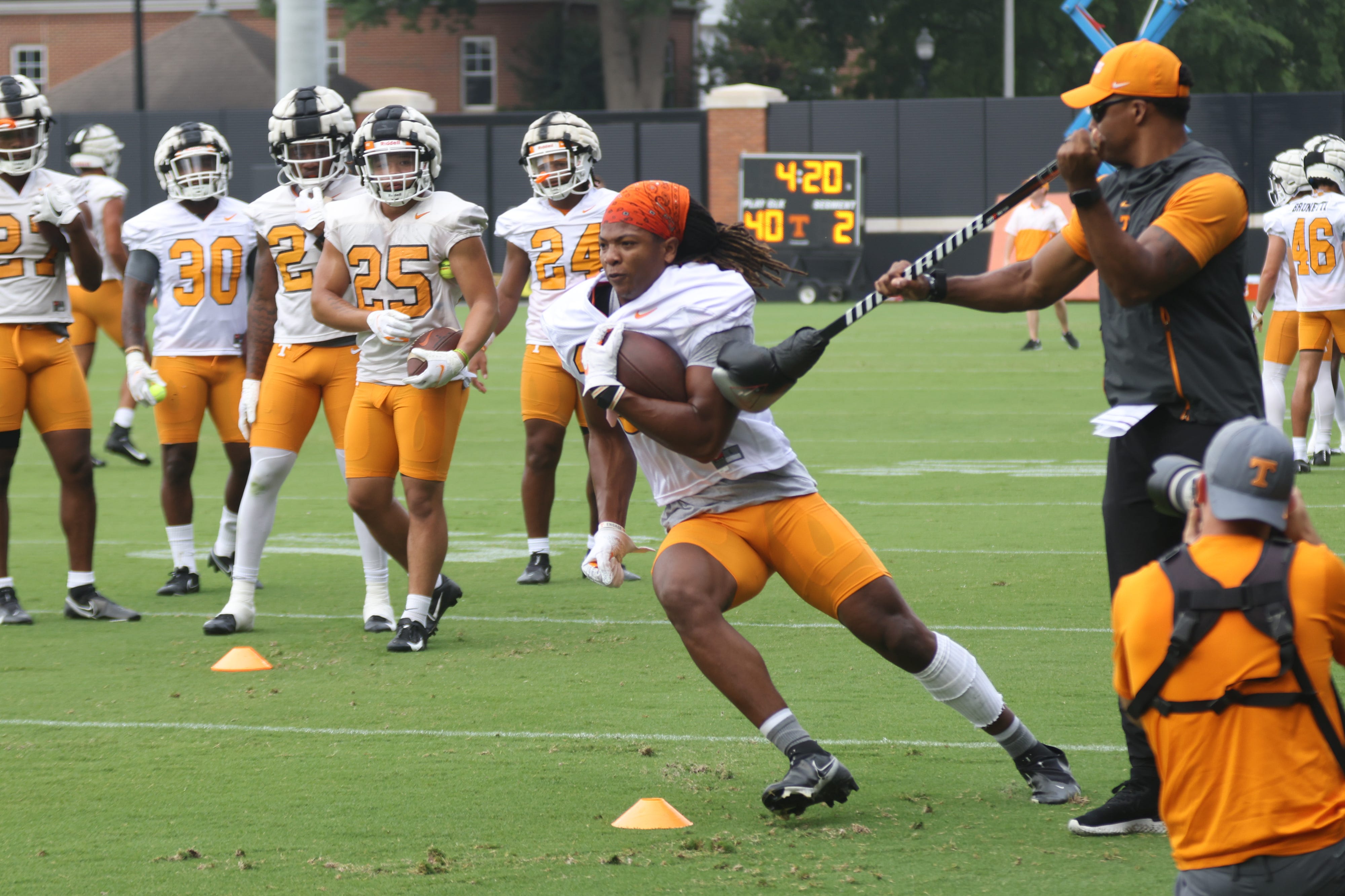 Tennessee football quarterback Joe Milton debuts in practice