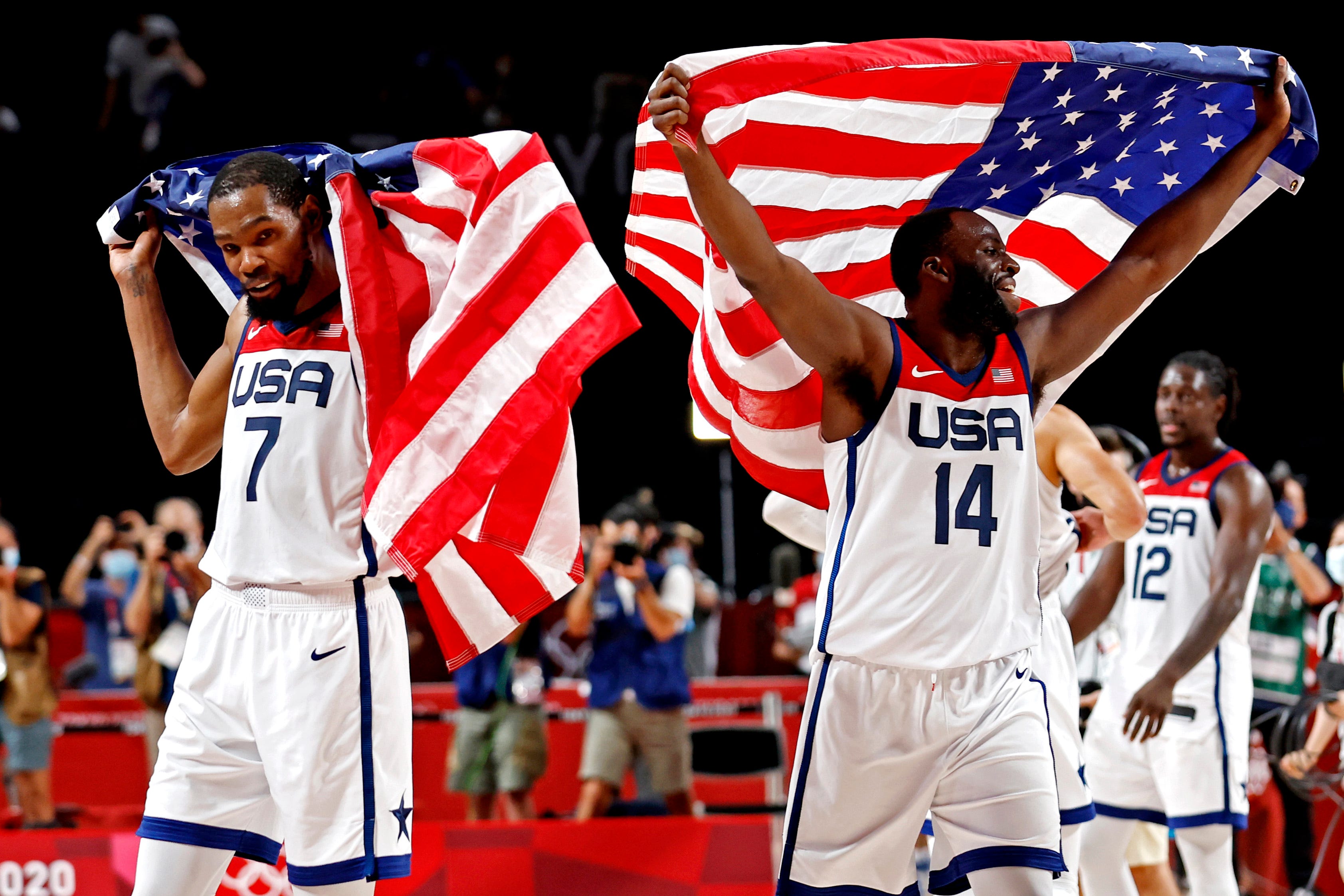 Нападающие сша. США золотые медали баскетбол олимпиада Токио. USA Spain 2012 Olympics Final обои. Сборная США по баскетболу золото фото. KD win.