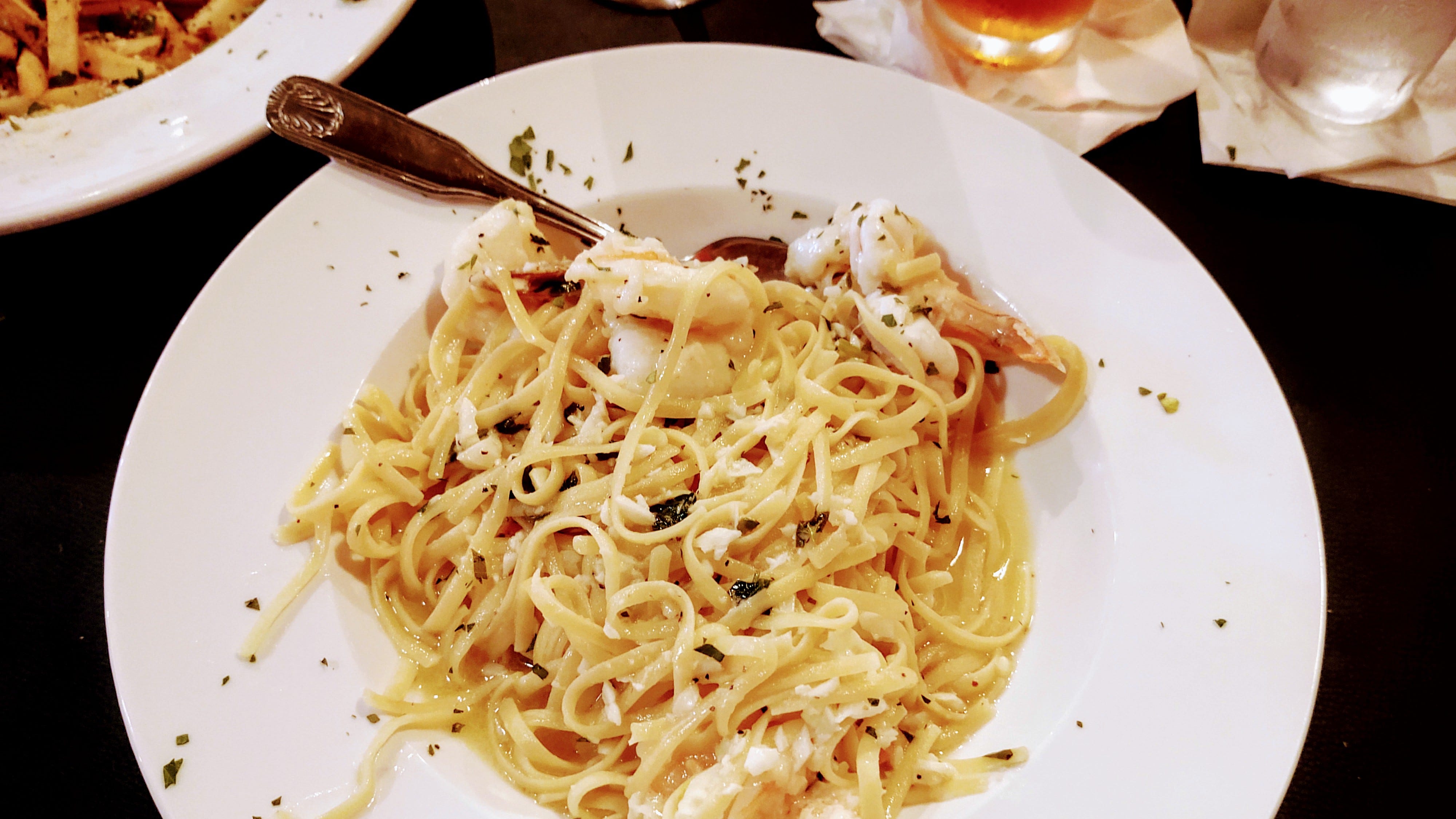 Armani seleziona gamberi giganti per l'antipasto di scampi, serviti con linguine in salsa di vino all'aglio.