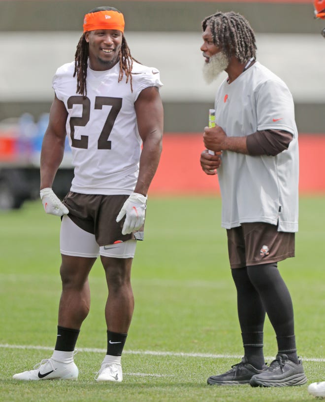 Browns have Stump Mitchell back as running backs coach
