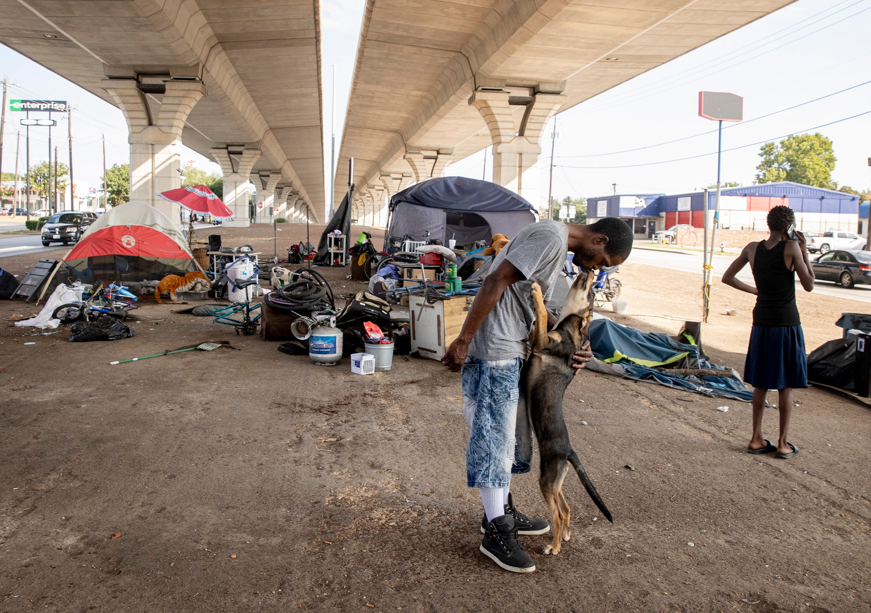 Homeless Construyen Sus Hogares Dentro La Estructura De Puentes A   57a82208 063a 4b23 9165 Ad5d021b6b53 Jwj 08302021 Homeless 0216 