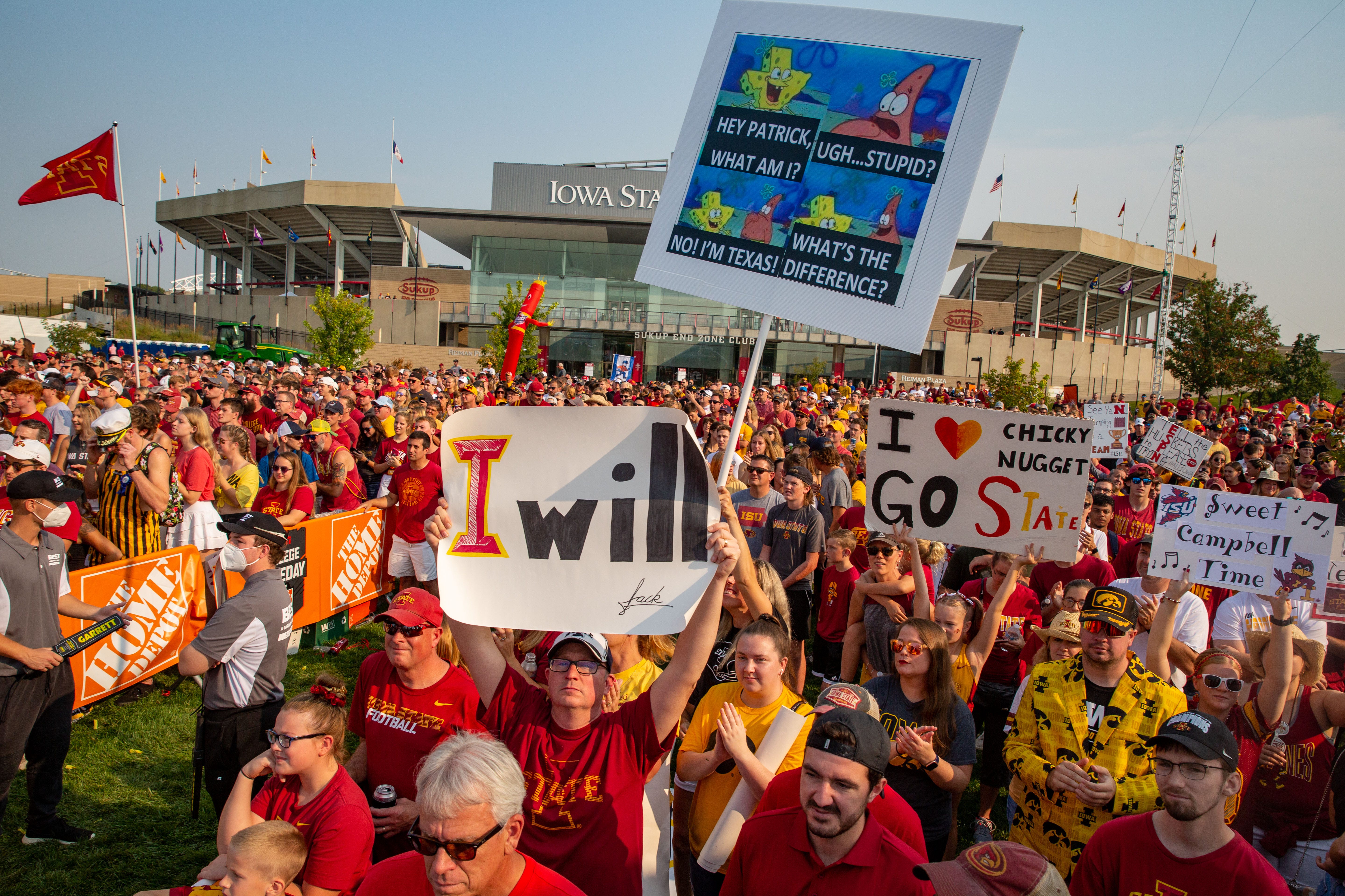 Photos: Best Signs From ESPN's College GameDay Before Iowa-Iowa State