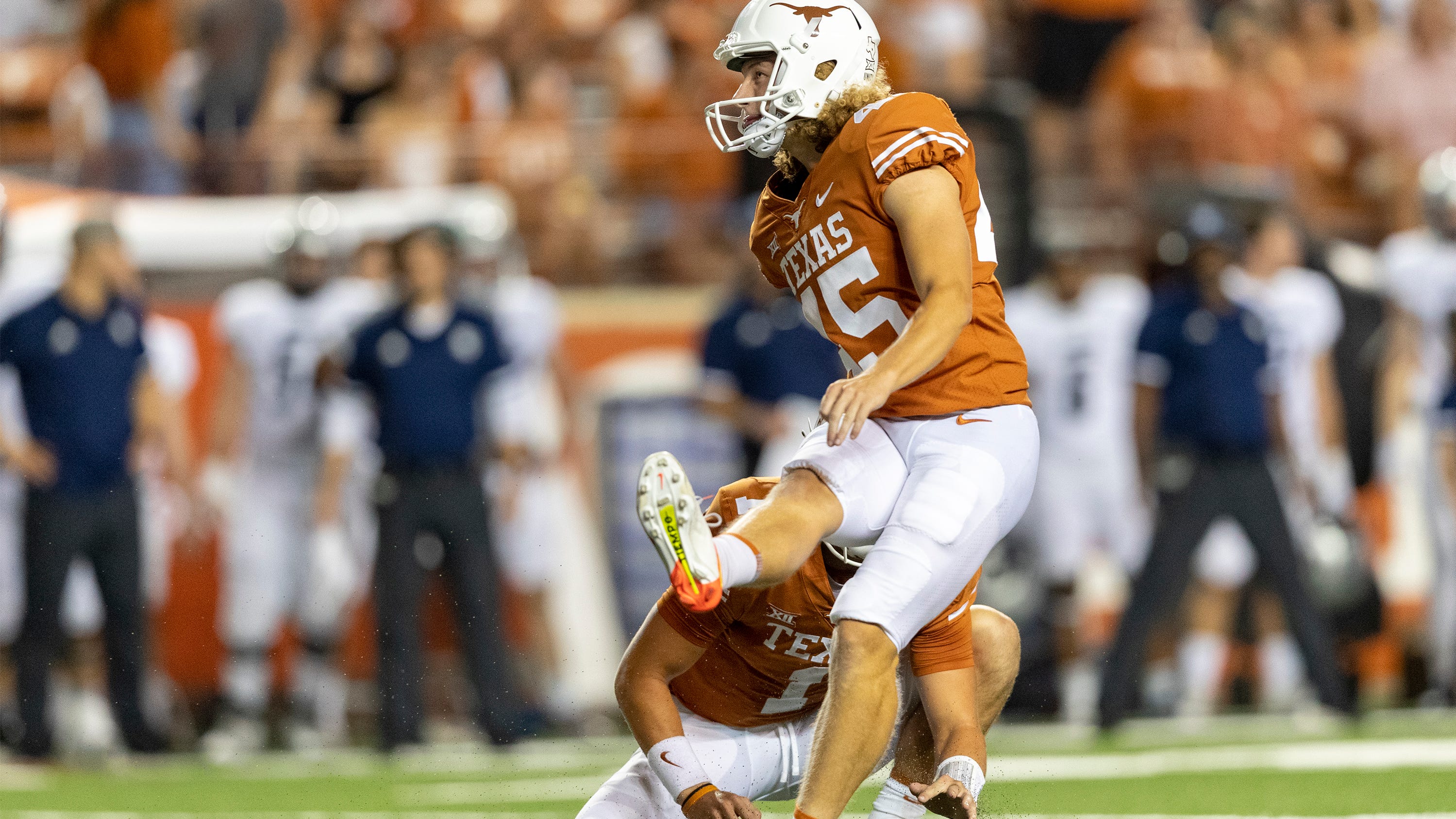 Texas needs a new football kicker, punter, kickoff specialist in 2022