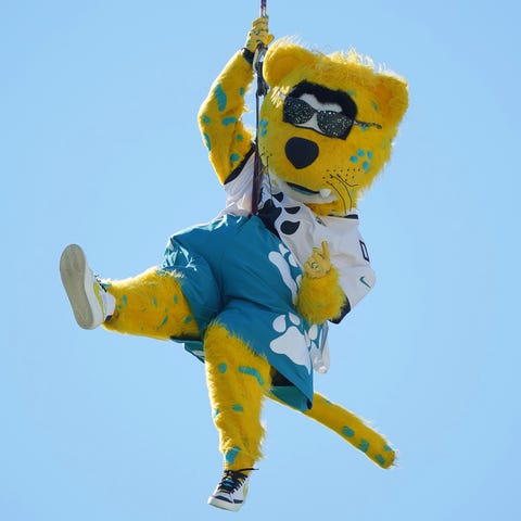 Jacksonville Jaguars mascot Jackson DeVille practi