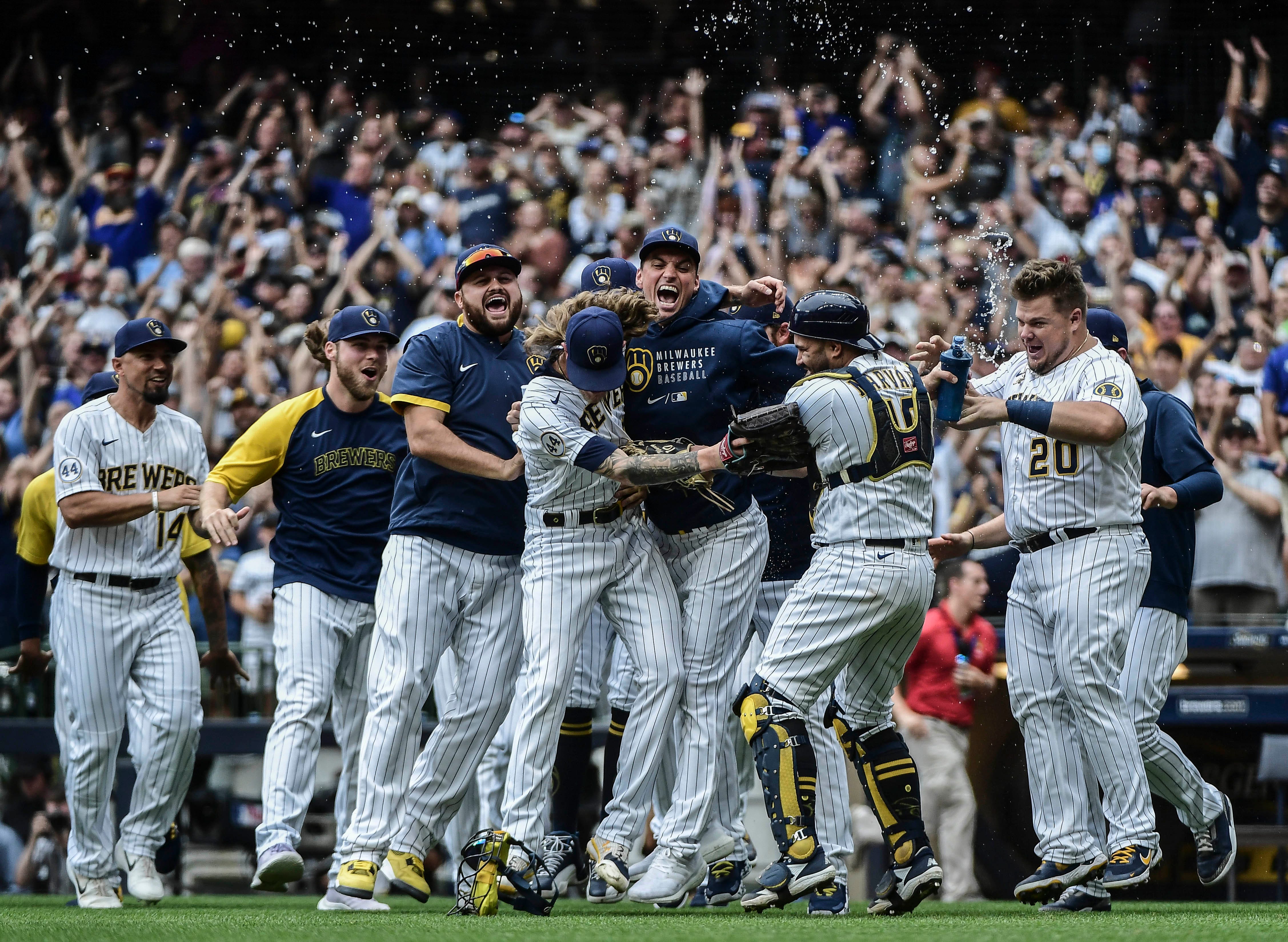 Milwaukee Brewers clinch division title in final home game