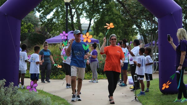 Participants in the Ardmore Walk to End Alzheimer'