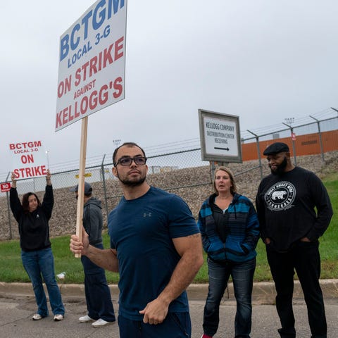 First shift worker Justin Hyatt joins other BCTGM 