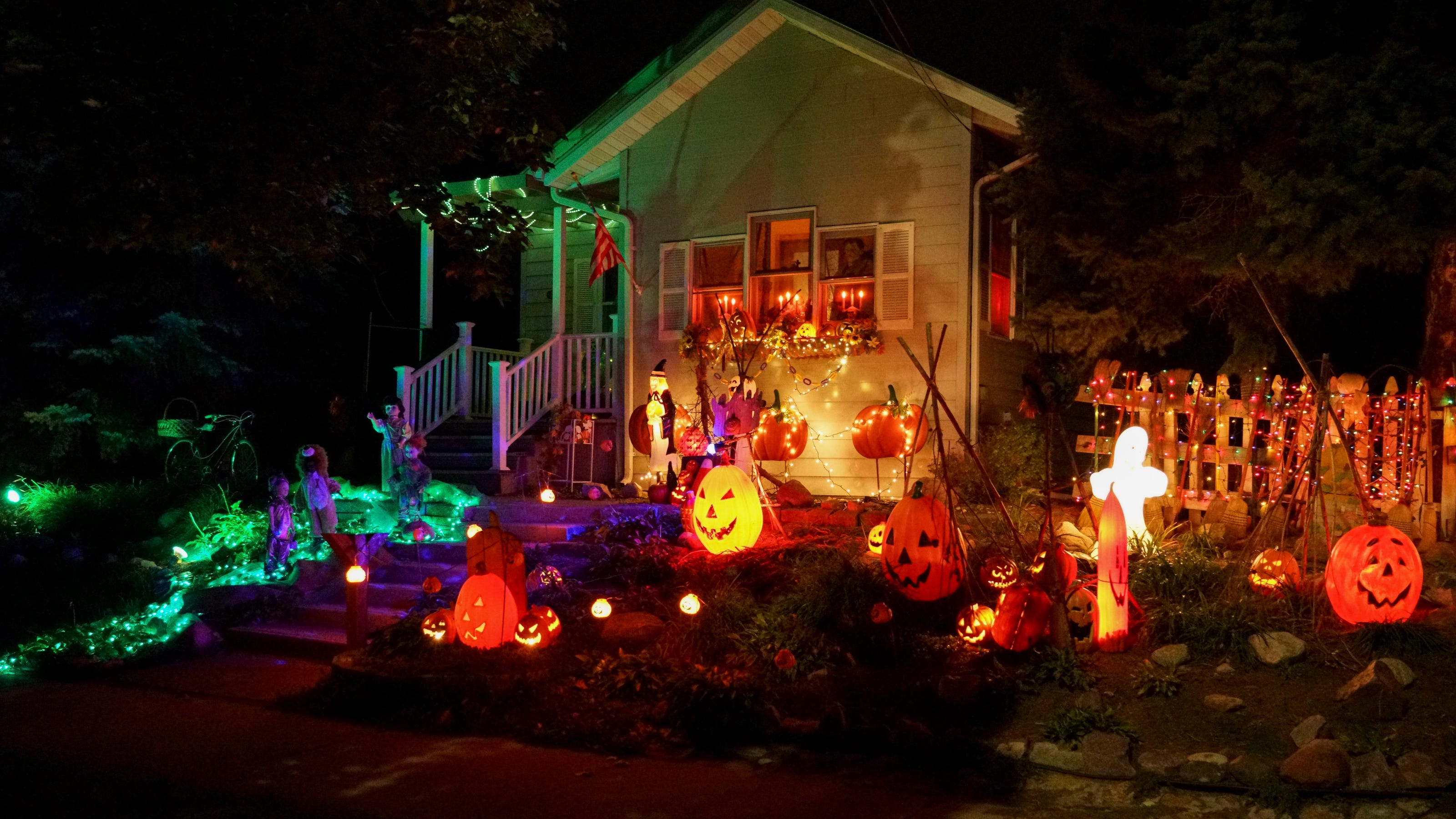 Find these Halloweendecorated houses around Sioux Falls