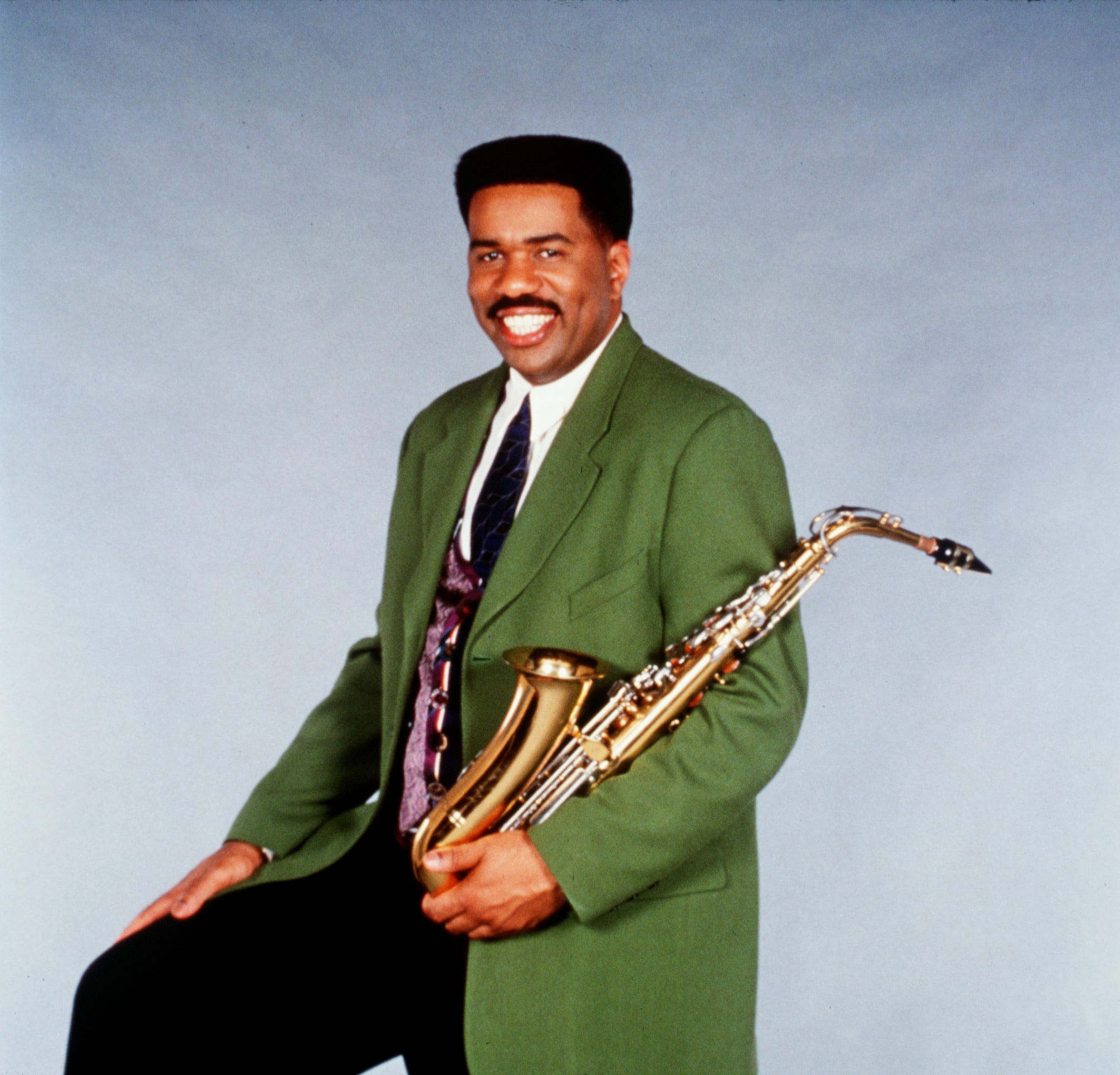 steve harvey in green suit