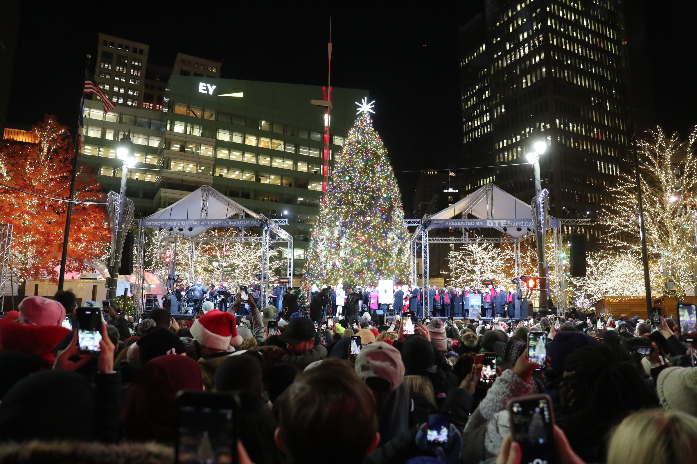 Detroit Christmas Tree Lighting 2022 Thousands Gather To Kick Off Holiday Season With Tree Lighting