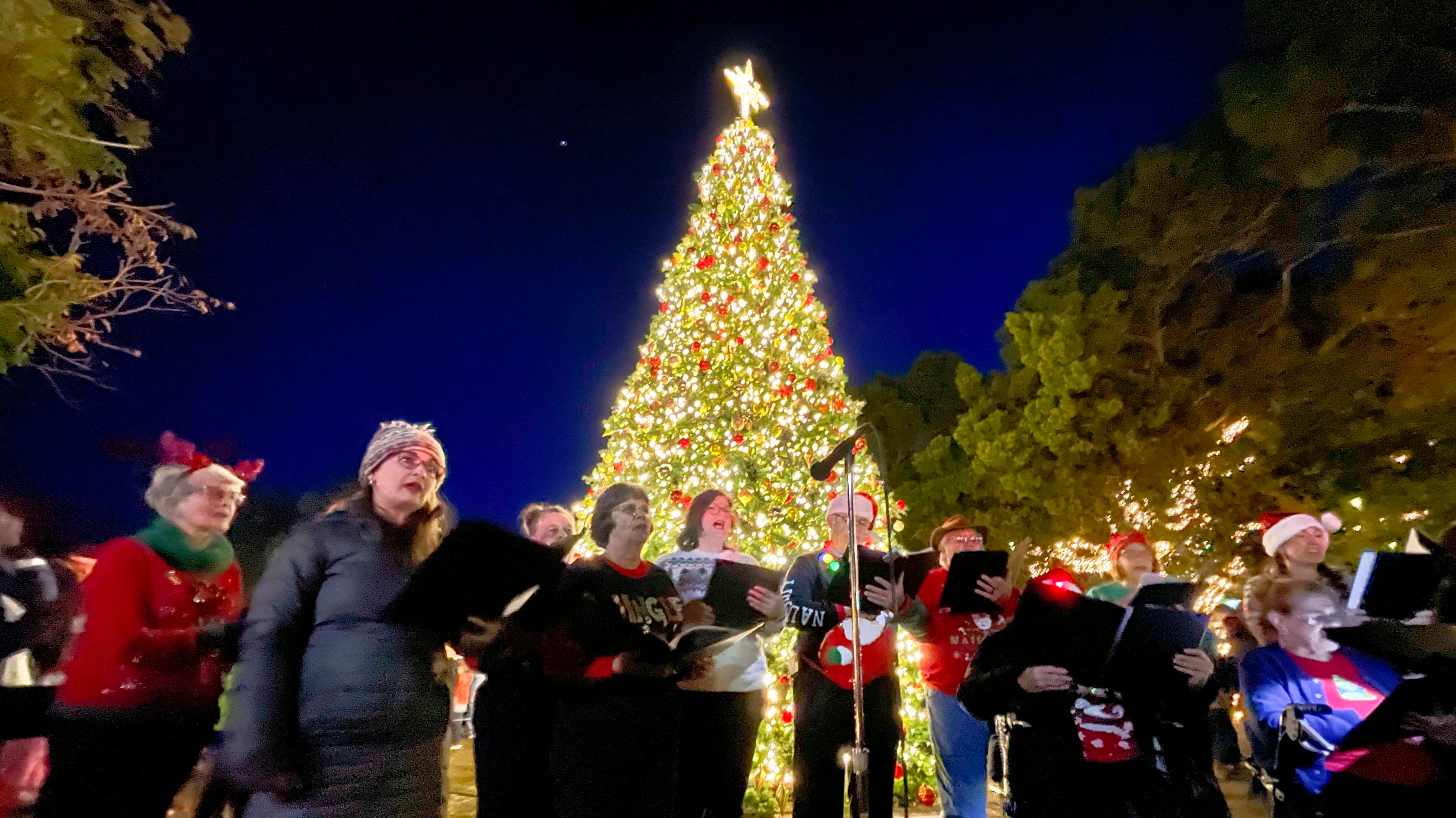 Christmas tree lighting in Fort Walton Beach draws hundreds