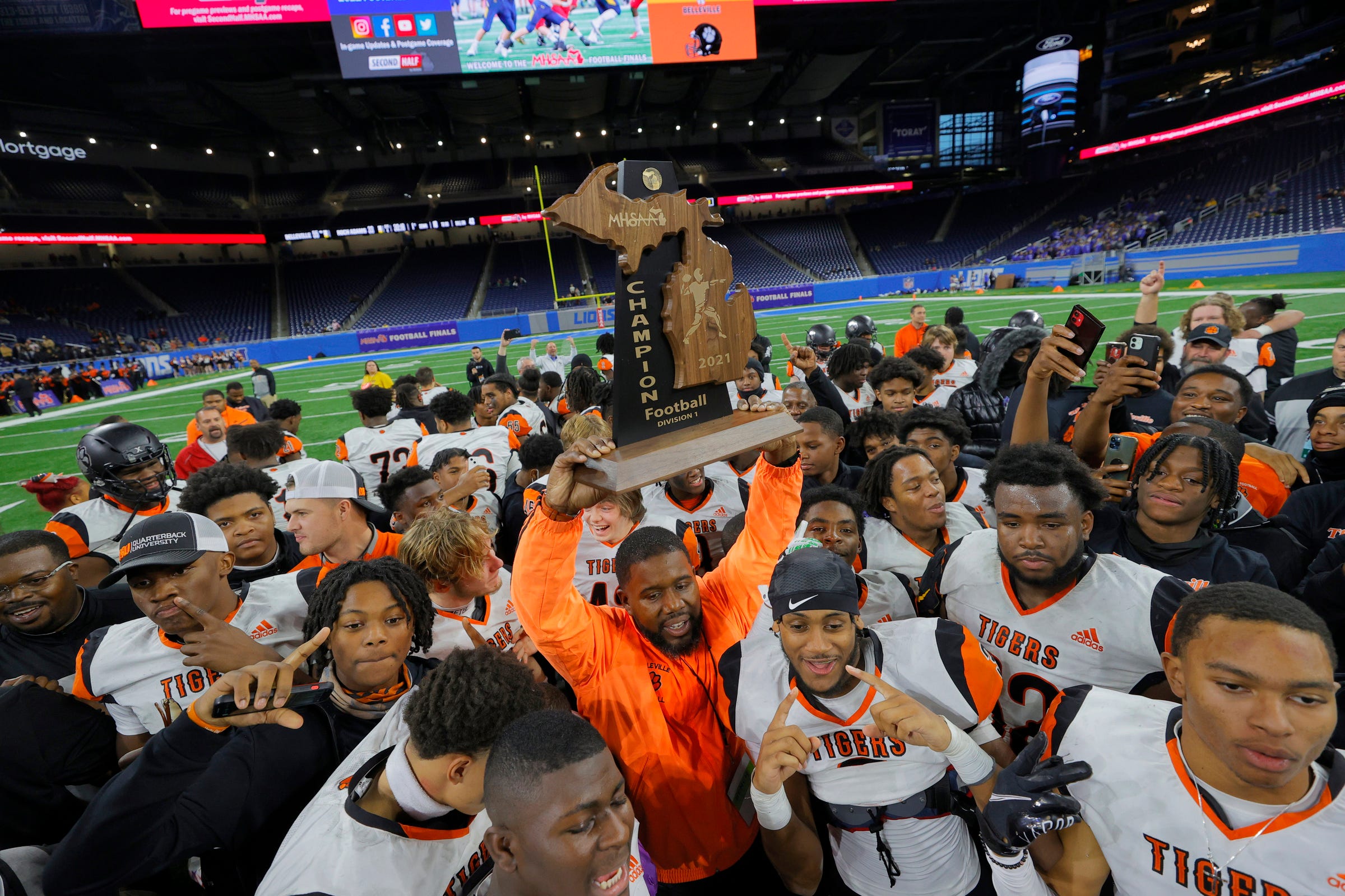 Michigan High School Football Division 1 Final: Belleville Wins, 55-33