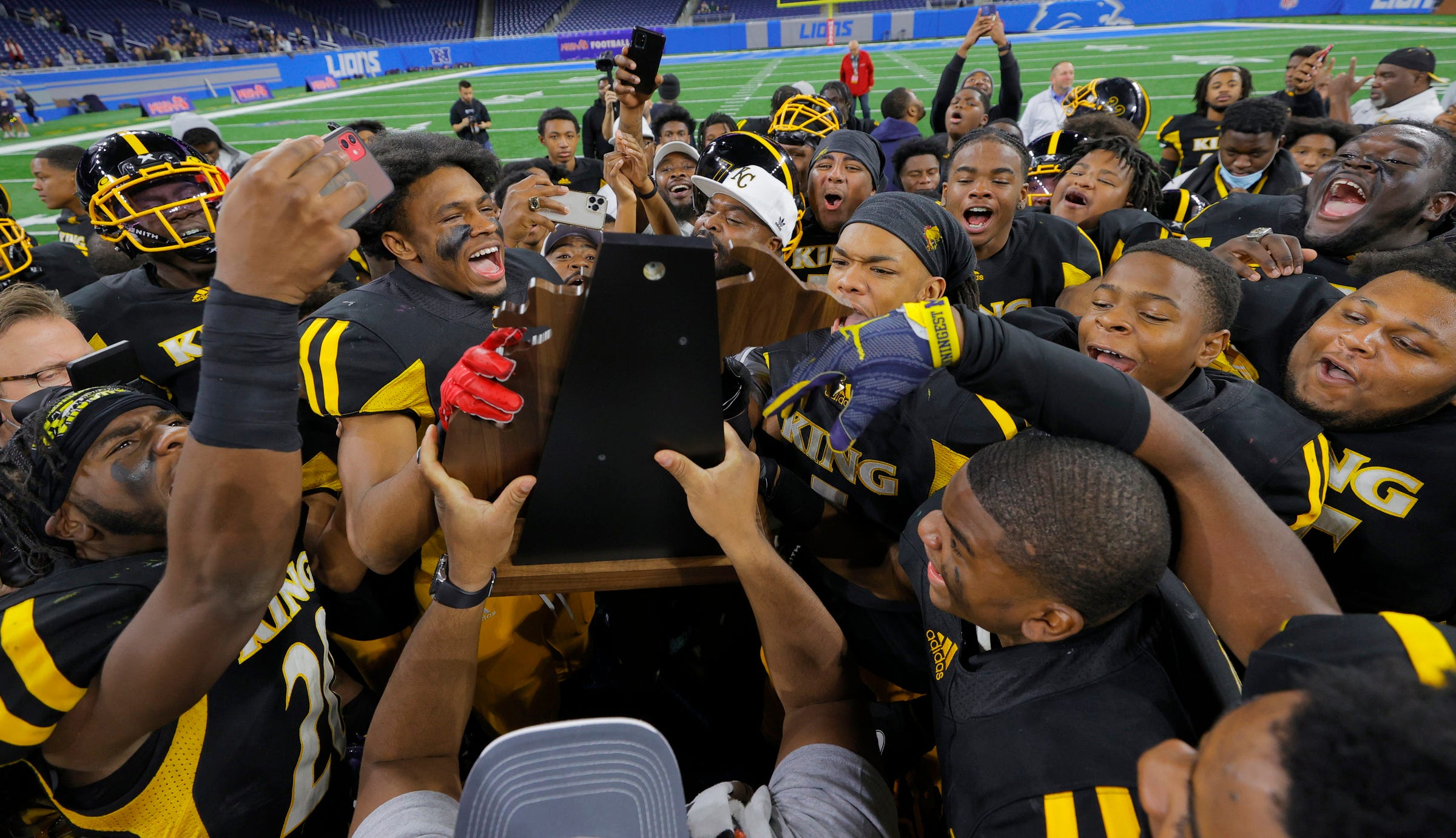 Michigan High School Football Division 1 Final: Belleville Wins, 55-33