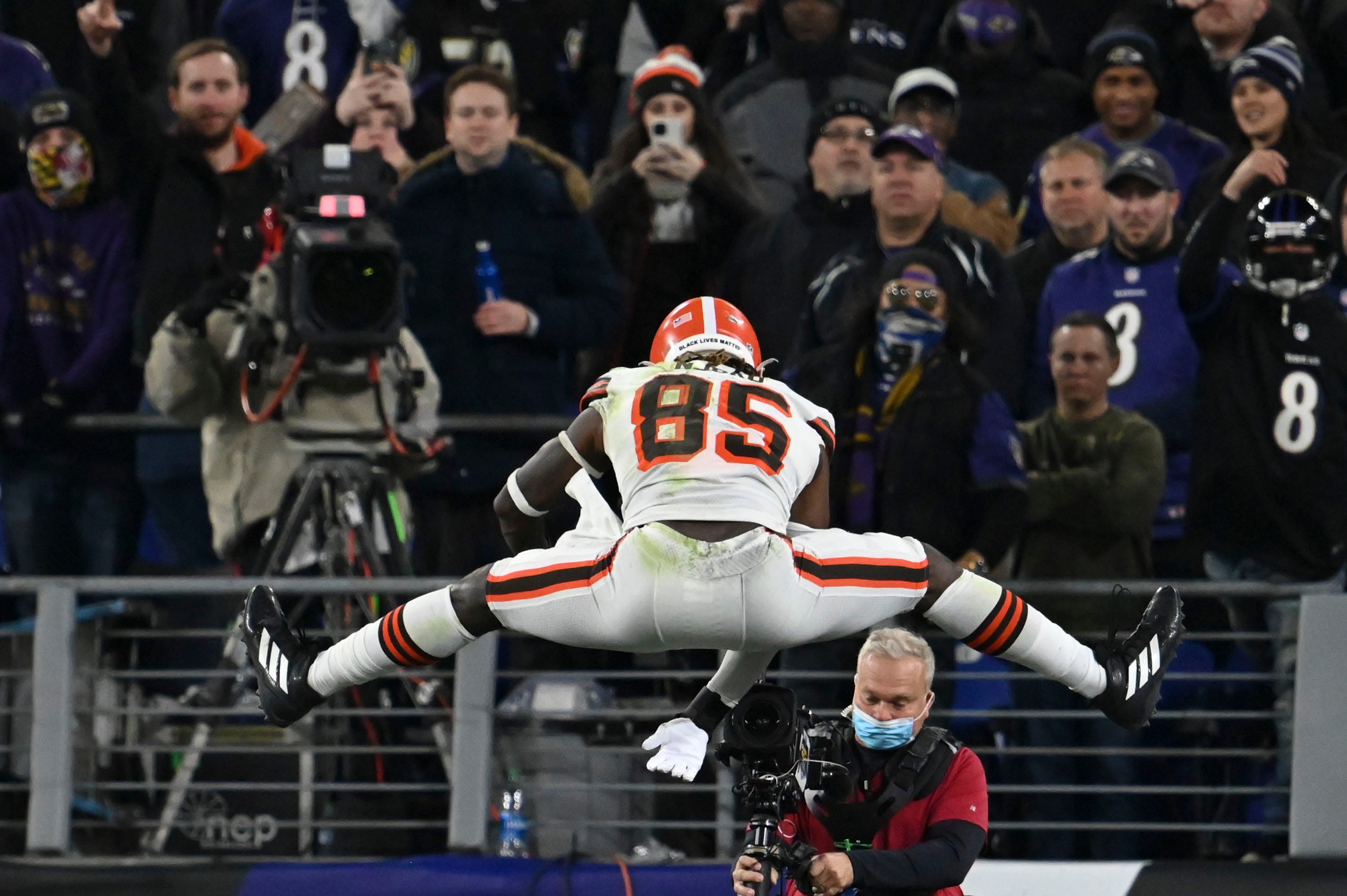 Cleveland Browns Activate David Njoku From COVID List For Raiders Game