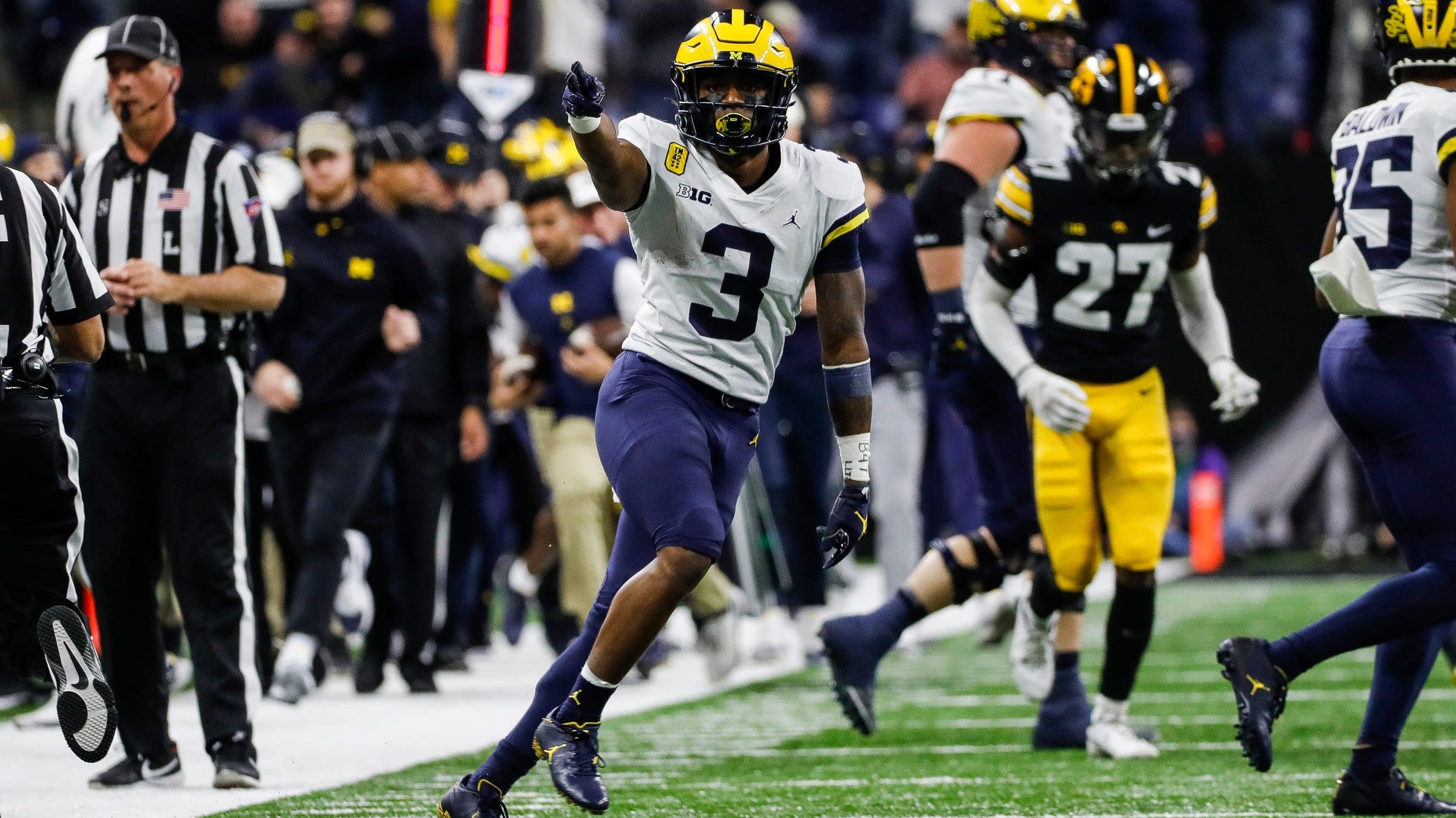 Le receveur du Michigan AJ Henning célèbre sa première défaite contre l'Iowa lors de la première moitié d'un match du championnat Big Ten au Lucas Oil Stadium d'Indianapolis le samedi 4 décembre 2021.