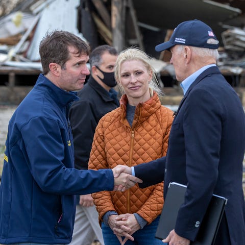 Gov. Andy Beshear shakes hands with Pres. Joe Bide