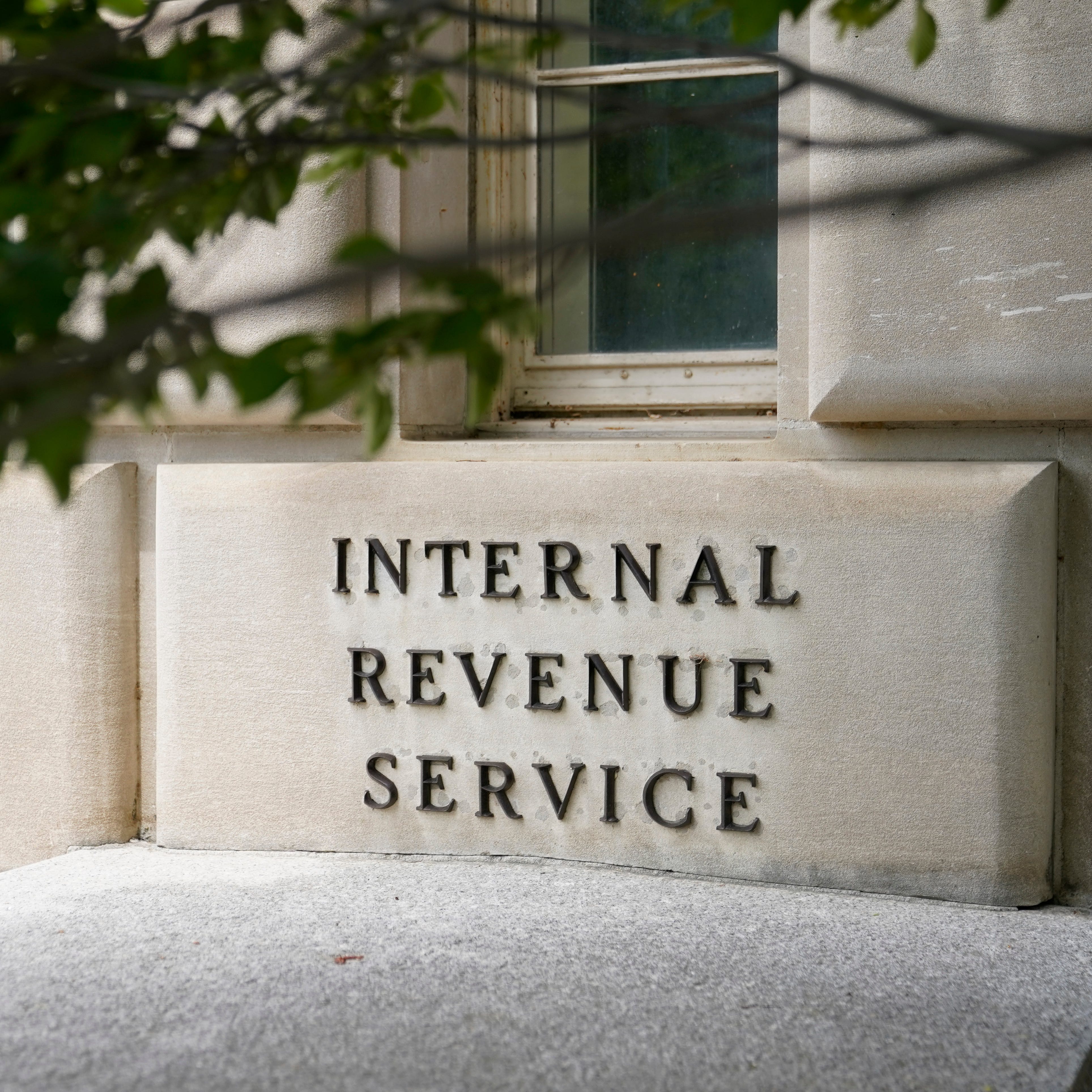 This year's tax filing season will begin on Jan. 24, 17 days earlier than last year, the Internal Revenue Service announced.