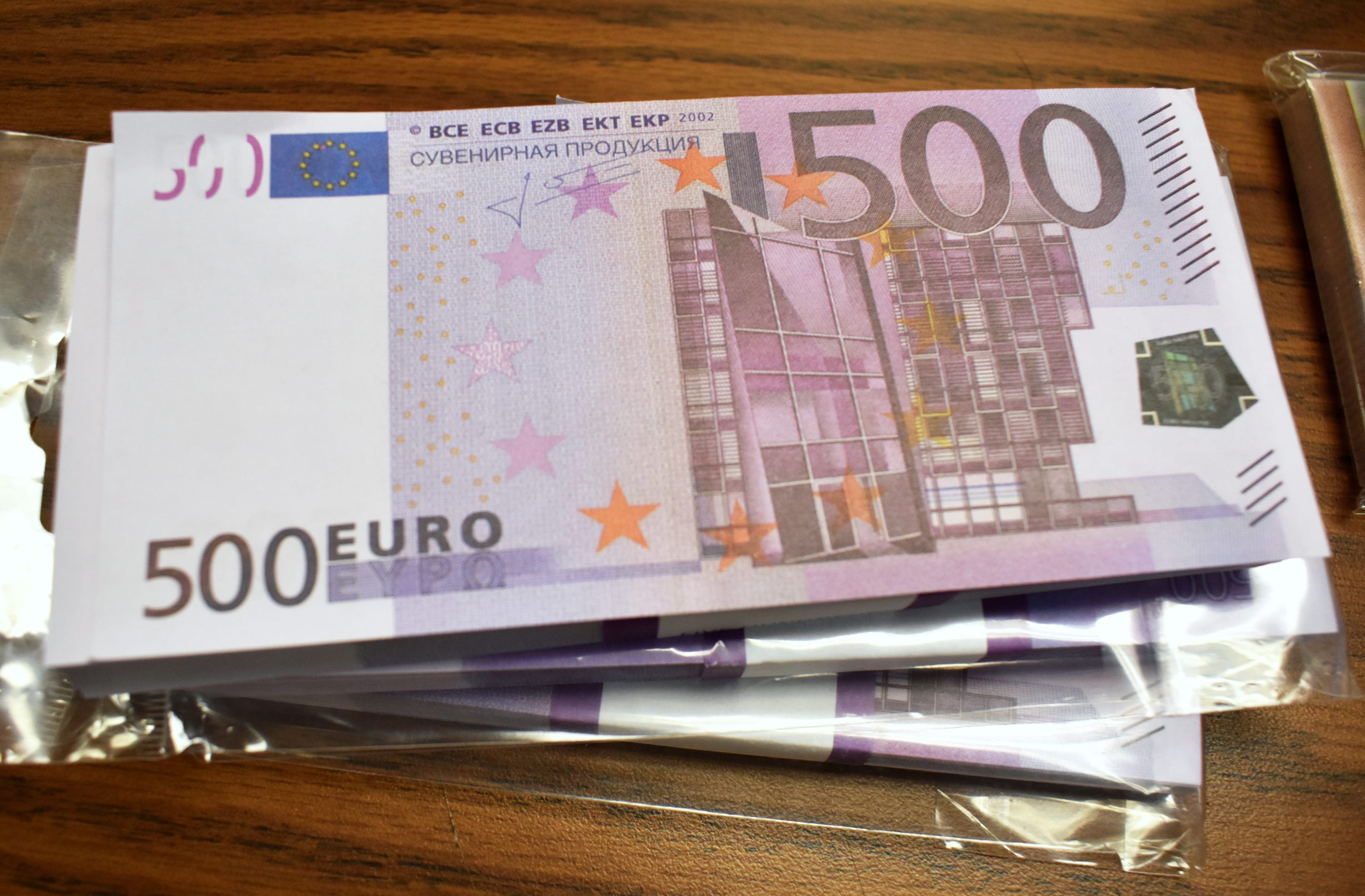 Lijkt op licentie Pool Package from Russia, labeled as 'play money.' held counterfeit Euros