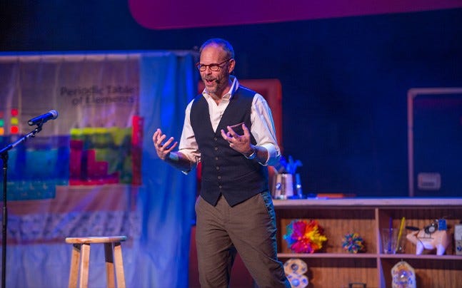 marrones de alton "Alton Brown Live: más allá de la comida" variedad culinaria combina la cocina con la comedia y la música.  El espectáculo llega al Kravis Center el martes.