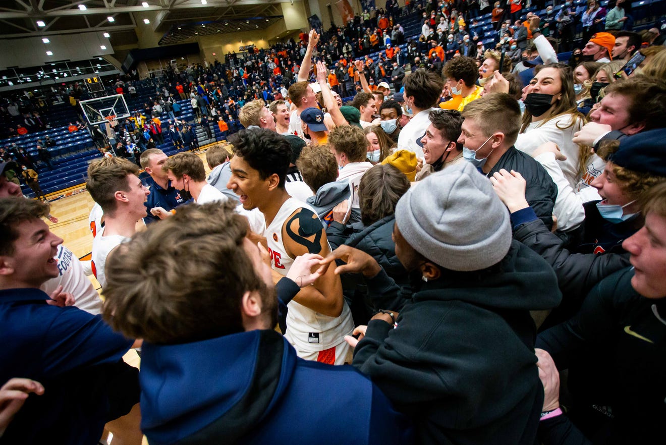 Hope men's basketball gets friendly bounce, knocks off rival Calvin for