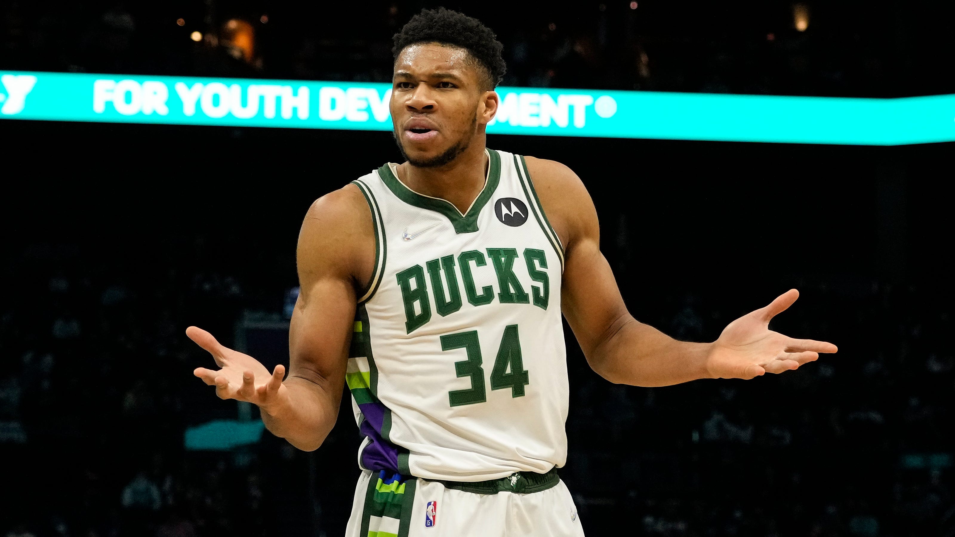 Charles Oakley says Giannis would be a bench player in his era