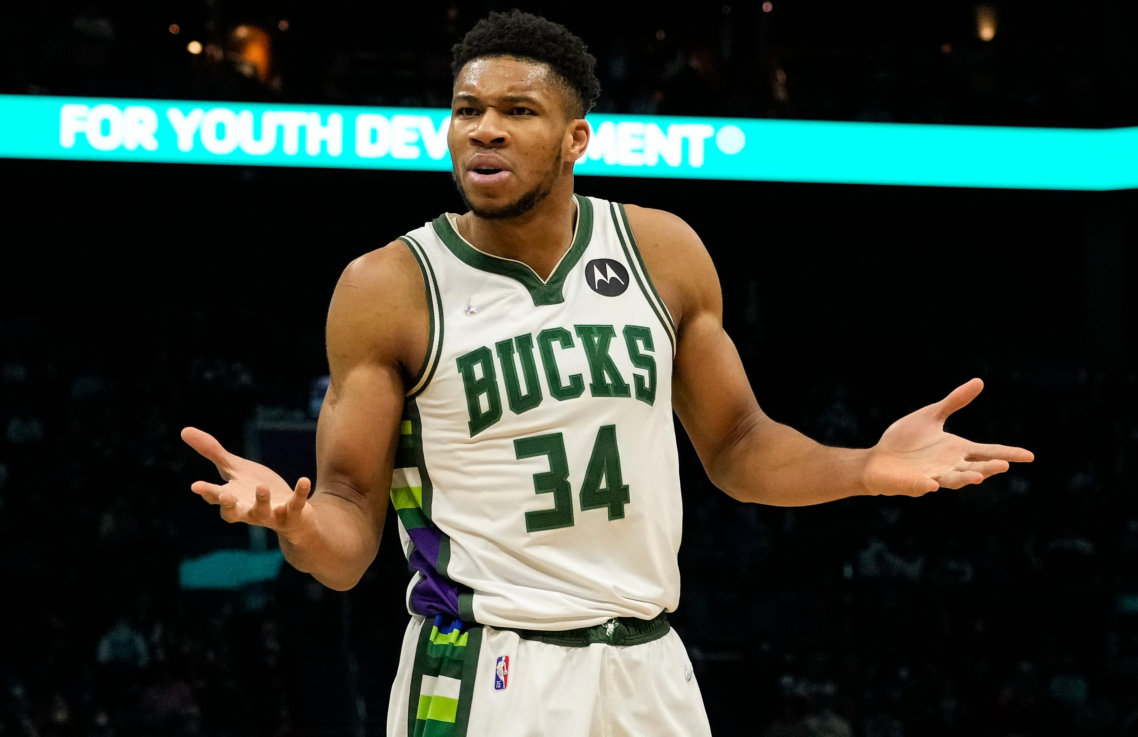 Charles Oakley says Giannis would be a bench player in his era