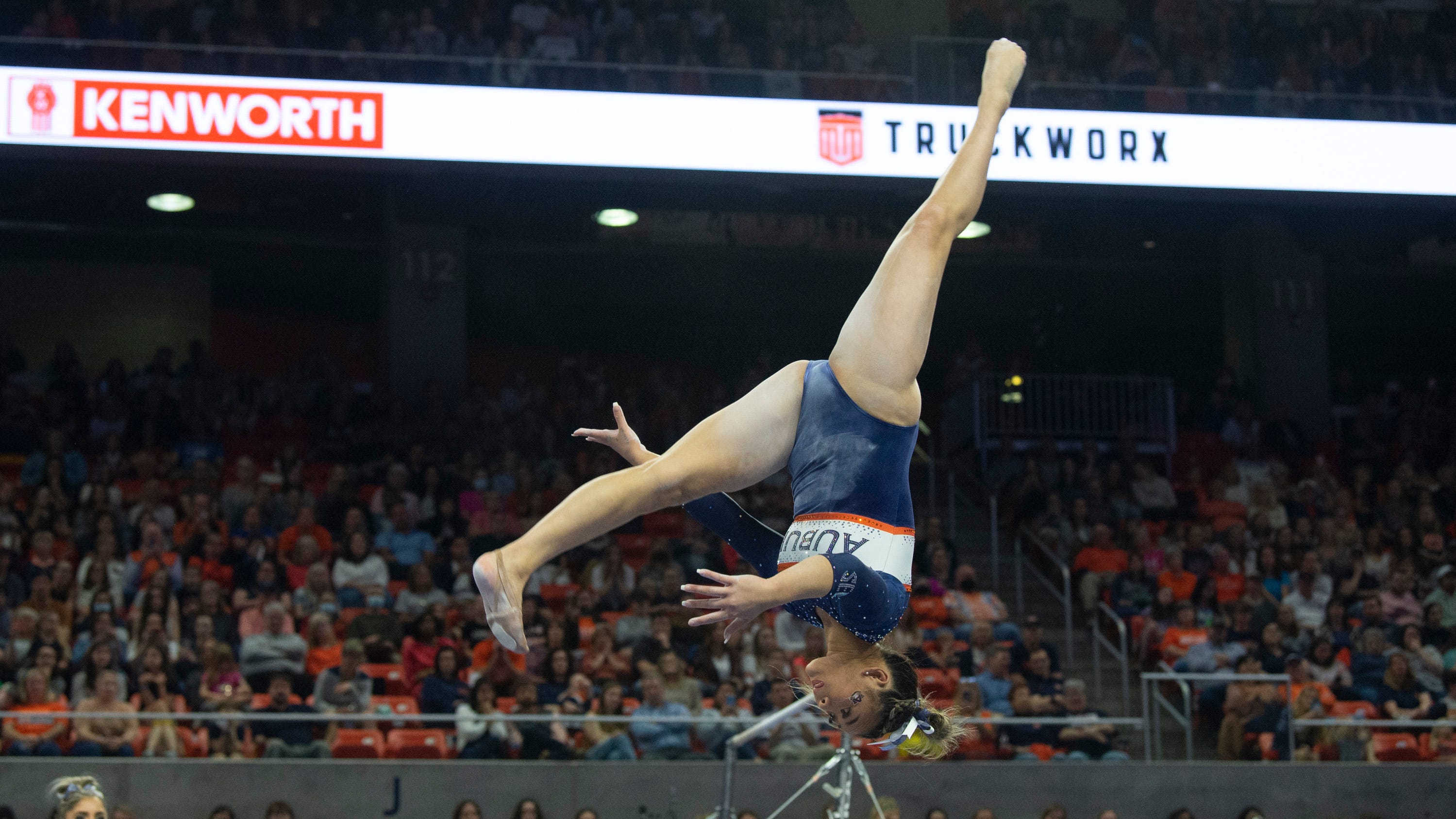 Watch Suni Lee score perfect 10 at NCAA regional for Auburn gymnastics