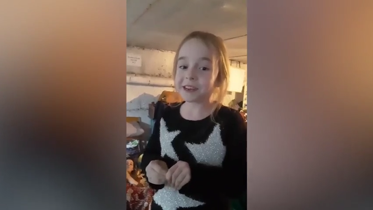 Footage shows the the heartwarming moment a young Ukrainian girl sang &#39;Let It Go&#39; from Disney&#39;s &#39;Frozen&#39; to local residents inside an air raid shelter in Kyiv.