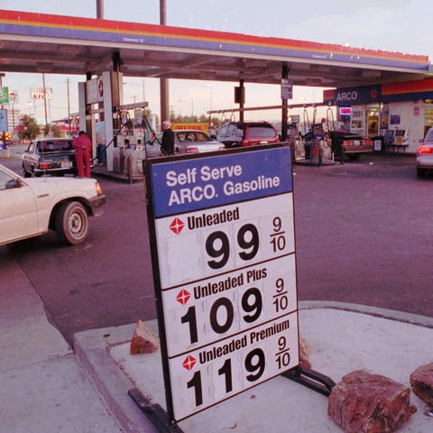 Motorists flock into an ARCO gas station in Las Ve