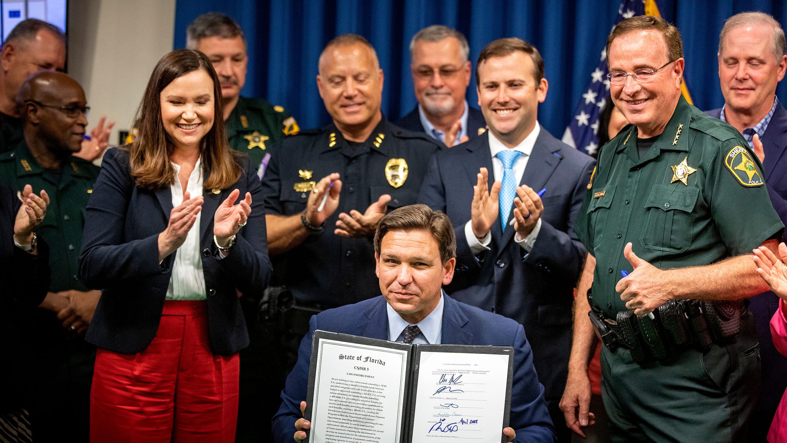 DeSantis signs bill granting bonuses to new police officers in Florida