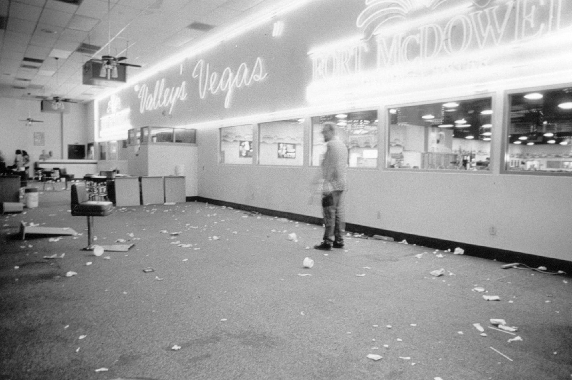 An area where video poker machines once stood. Agents loaded about 300 gambling machines into rented moving vans, but workers and other tribal members blocked the parking lot's only exit with cars and trucks on Tuesday. (Published May 13, 1992)