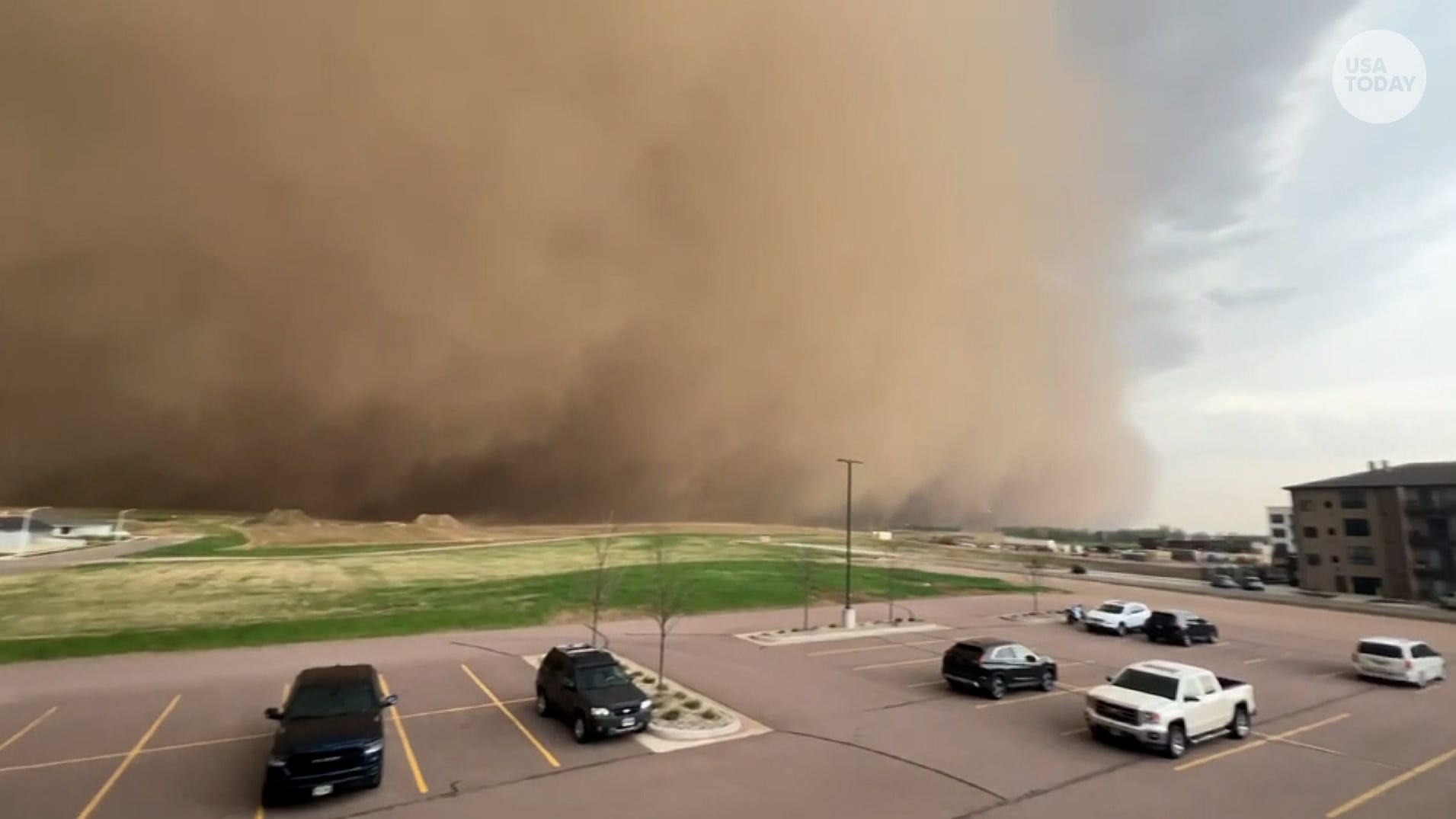 Dust storm envelops Sioux Falls, South Dakota with 90mph winds