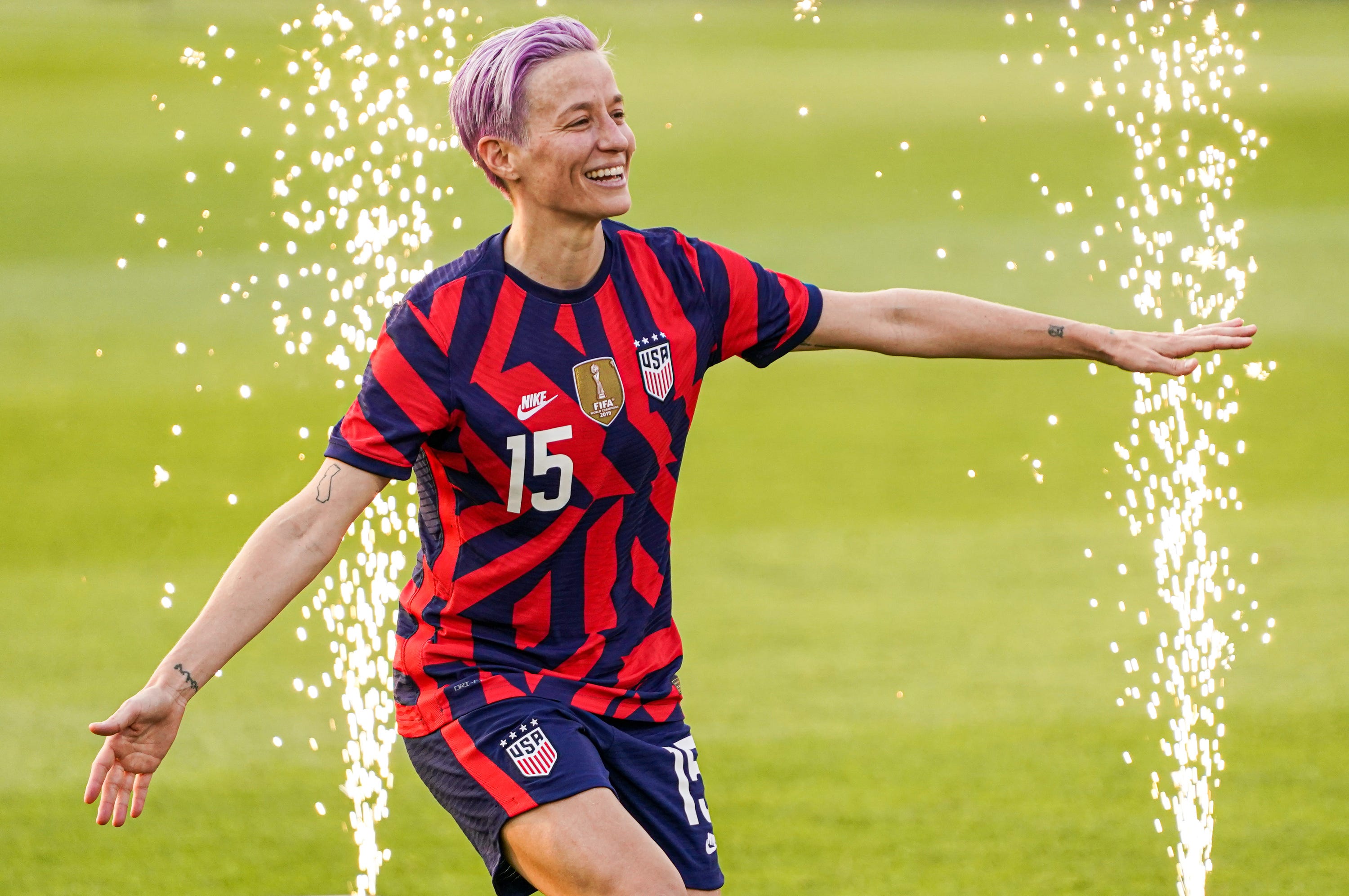 Megan Rapinoe juega el último partido de fútbol del USWNT y es honrada por el equipo