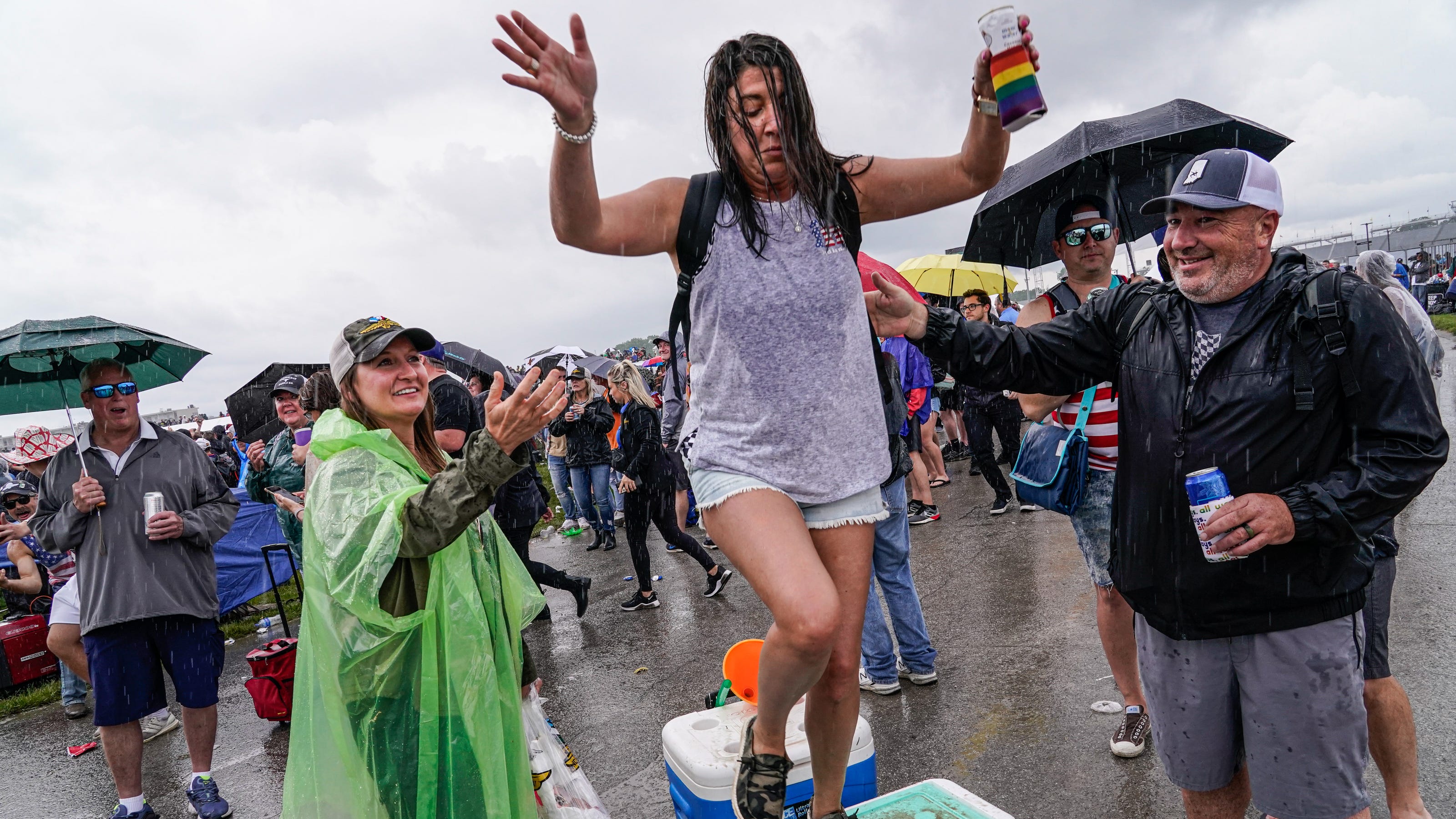 Indy 500 Carb Day concert recap Fans, artists power through rain