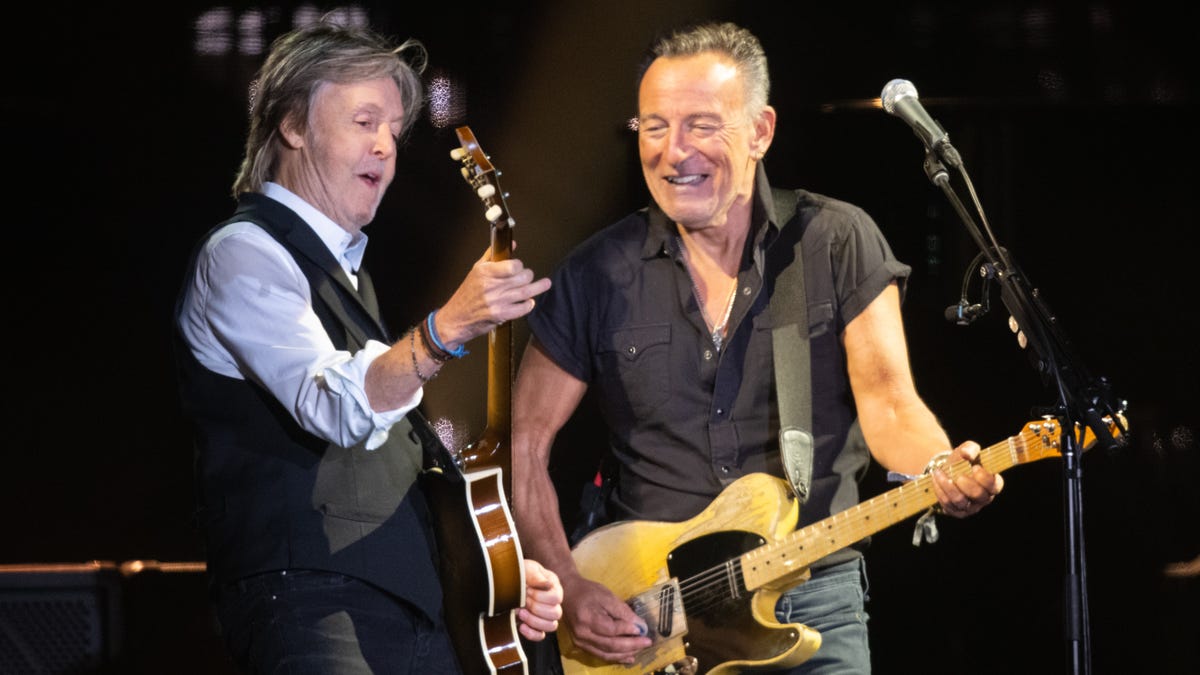 June 25, 2022 : Paul McCartney performs with Bruce Springsteen as he headlines the Pyramid Stage during day four of Glastonbury Festival at Worthy Farm, Pilton in Glastonbury, England. 