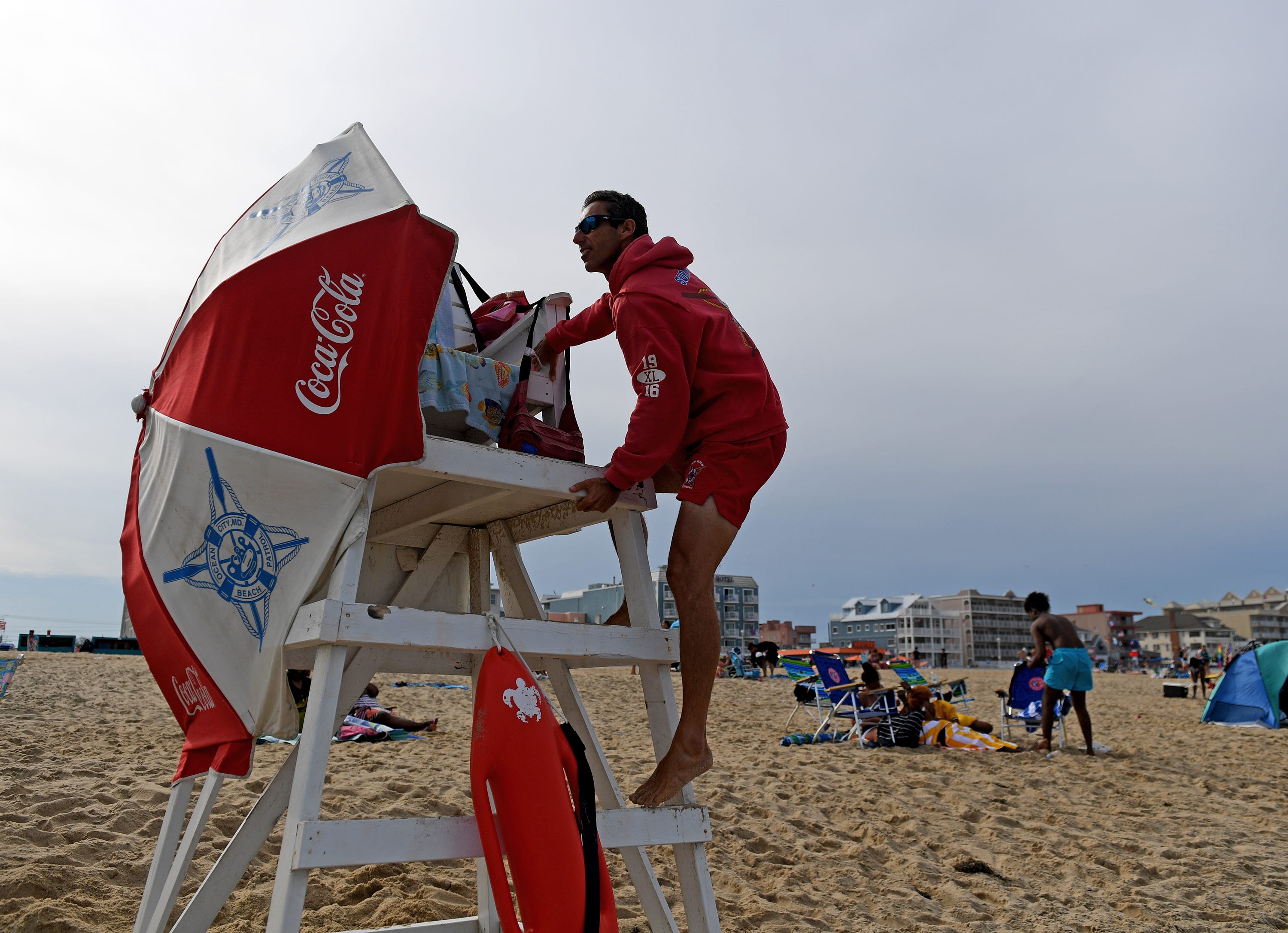 LIFE GUARD LIFEGUARD BEACH PATROL OCEAN SAFETY REE' Men's Hoodie